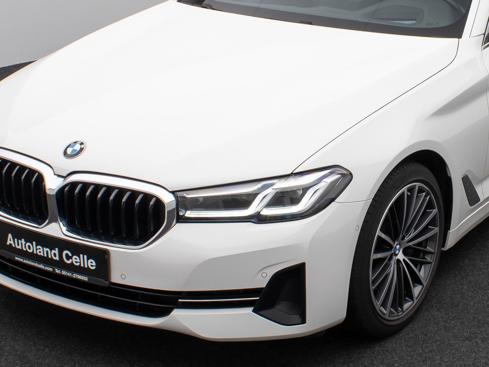 Fahrzeugabbildung BMW 530d Kamera HUD DAB Komfort Alarm Sport 19Zoll