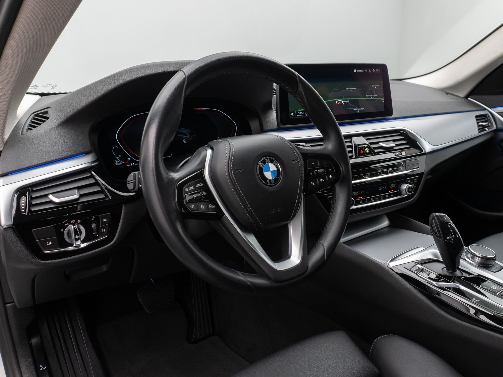 Fahrzeugabbildung BMW 530d Kamera HUD DAB Komfort Alarm Sport 19Zoll