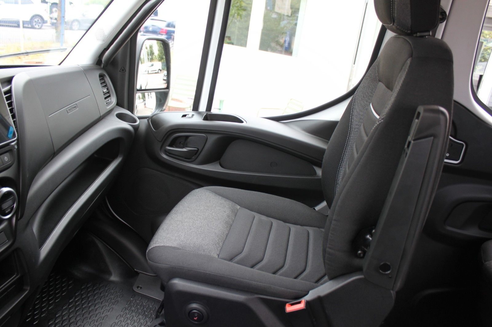 Fahrzeugabbildung Iveco Daily 35 S 18HA8 CRV teilverglast