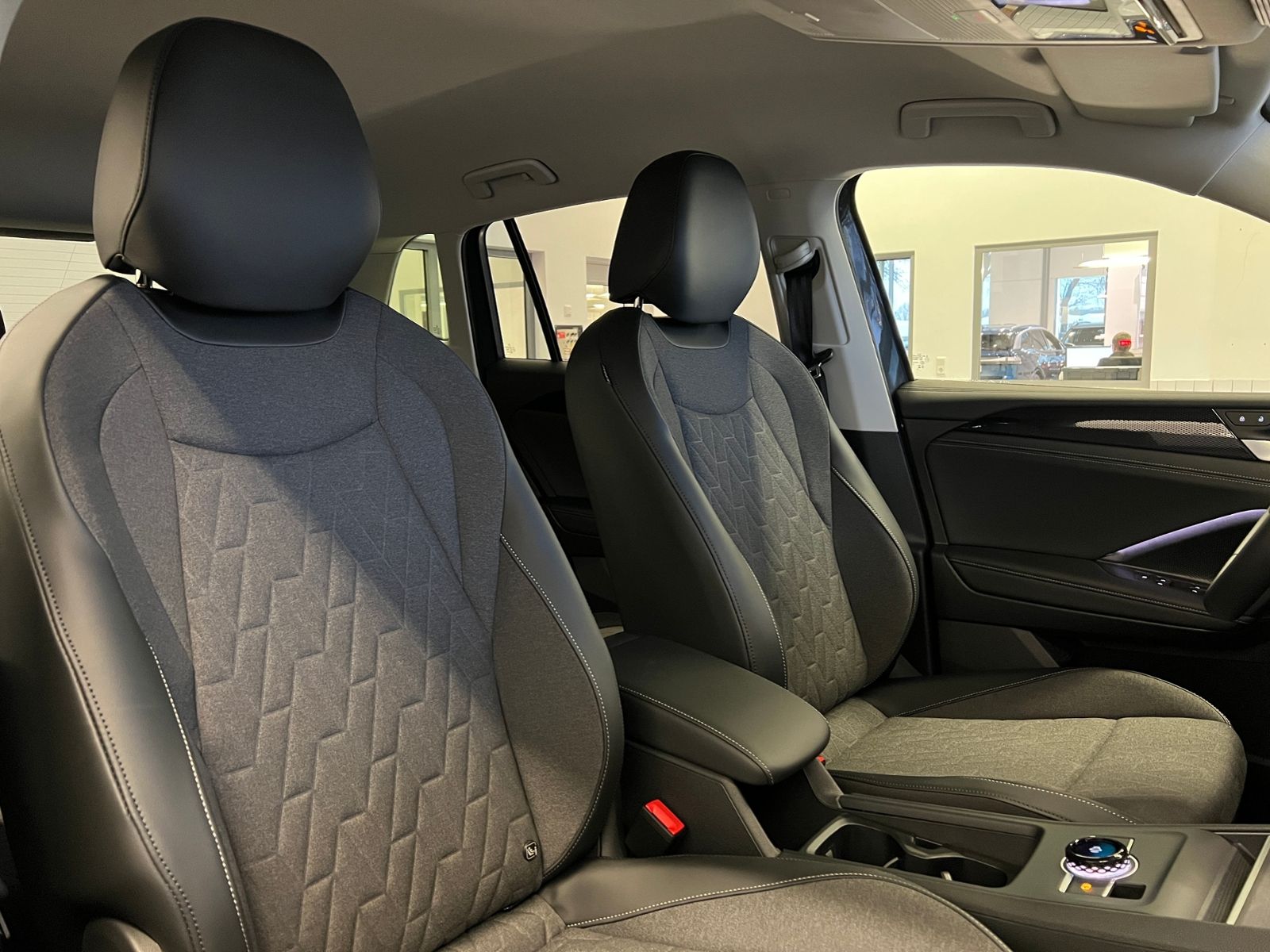 Fahrzeugabbildung Volkswagen Tiguan Life 2.0 TDI DSG *AHK, LED, Kamera, 18''-