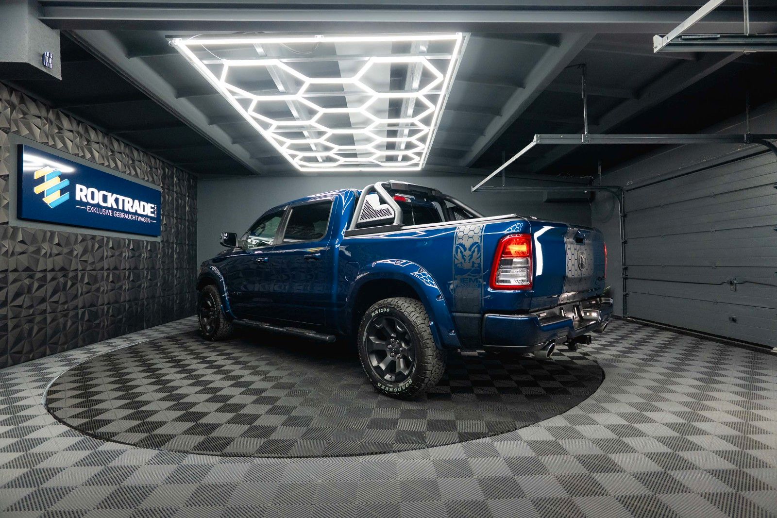 Fahrzeugabbildung Dodge RAM 5.7 V8 HEMI 4x4 OFFROAD Night-Paket *LED*