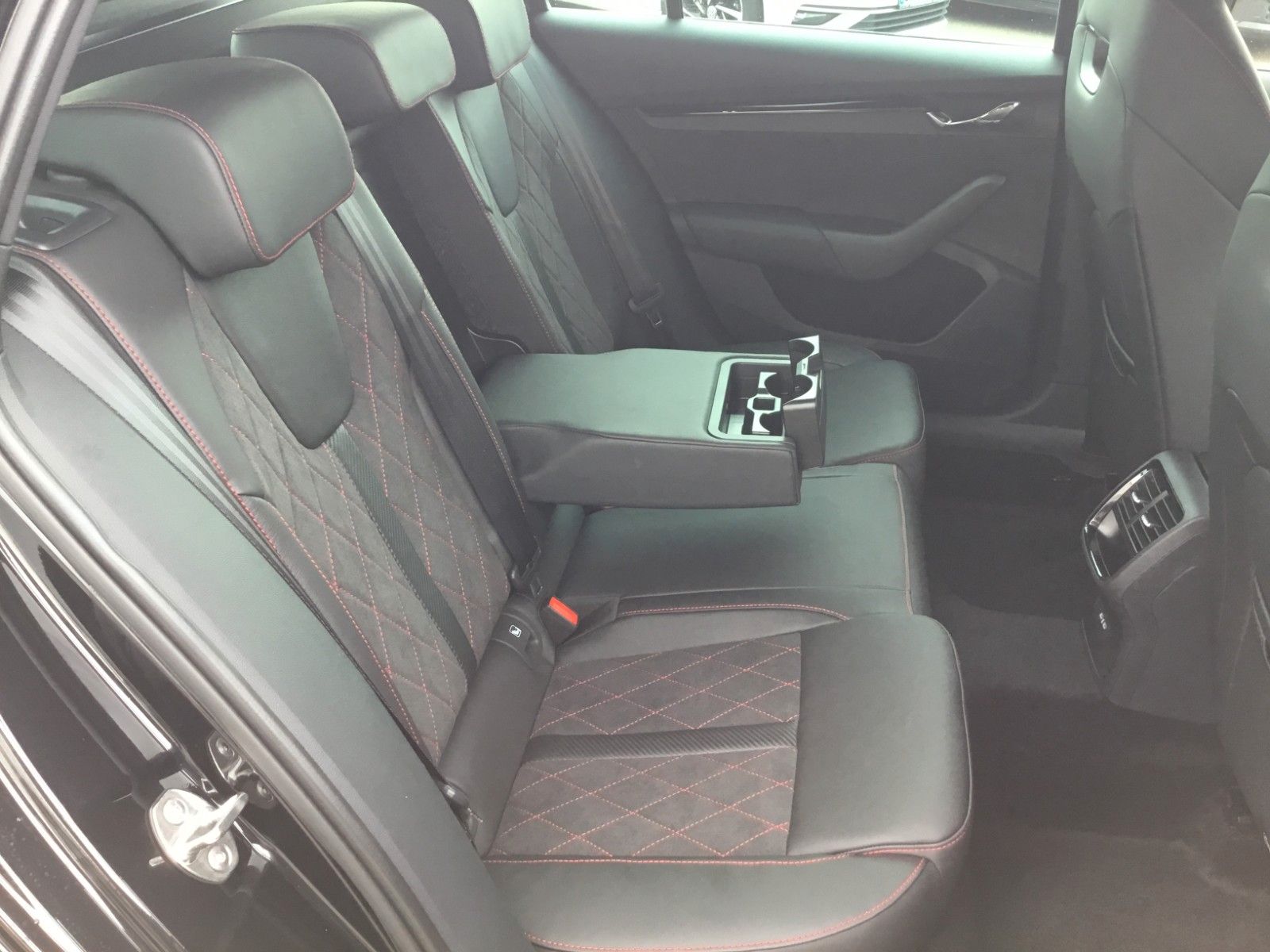 Fahrzeugabbildung SKODA Octavia 2.0TSI DSG RS Combi+AHK+Standheizung+19"