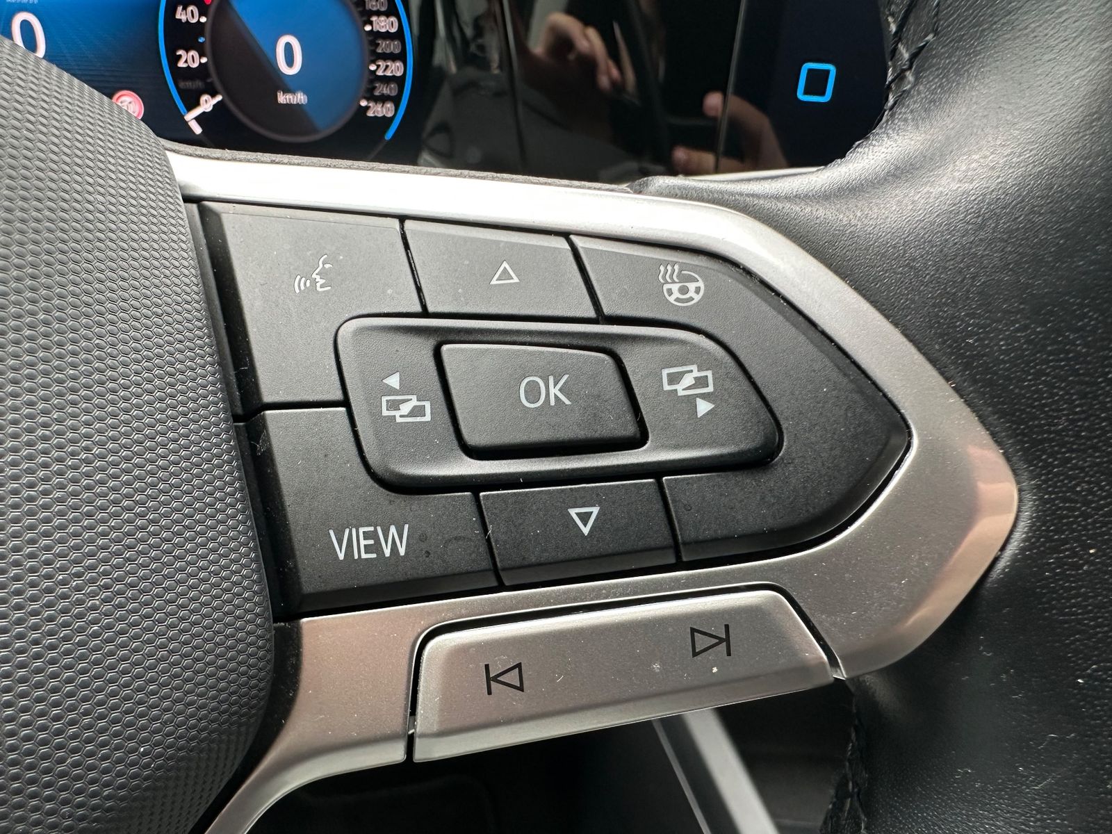 Fahrzeugabbildung Volkswagen Golf 1.5 TSI DSG MOVE NAV+LED+GJR+ACC+SHZ+1HD