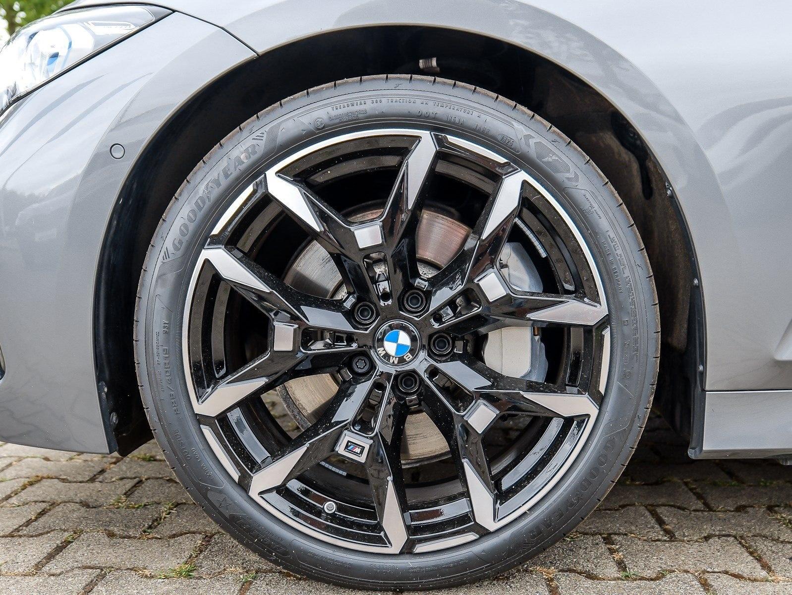 BMW 330i xDrive Touring M Sport HUD PANO ACC AHK LED