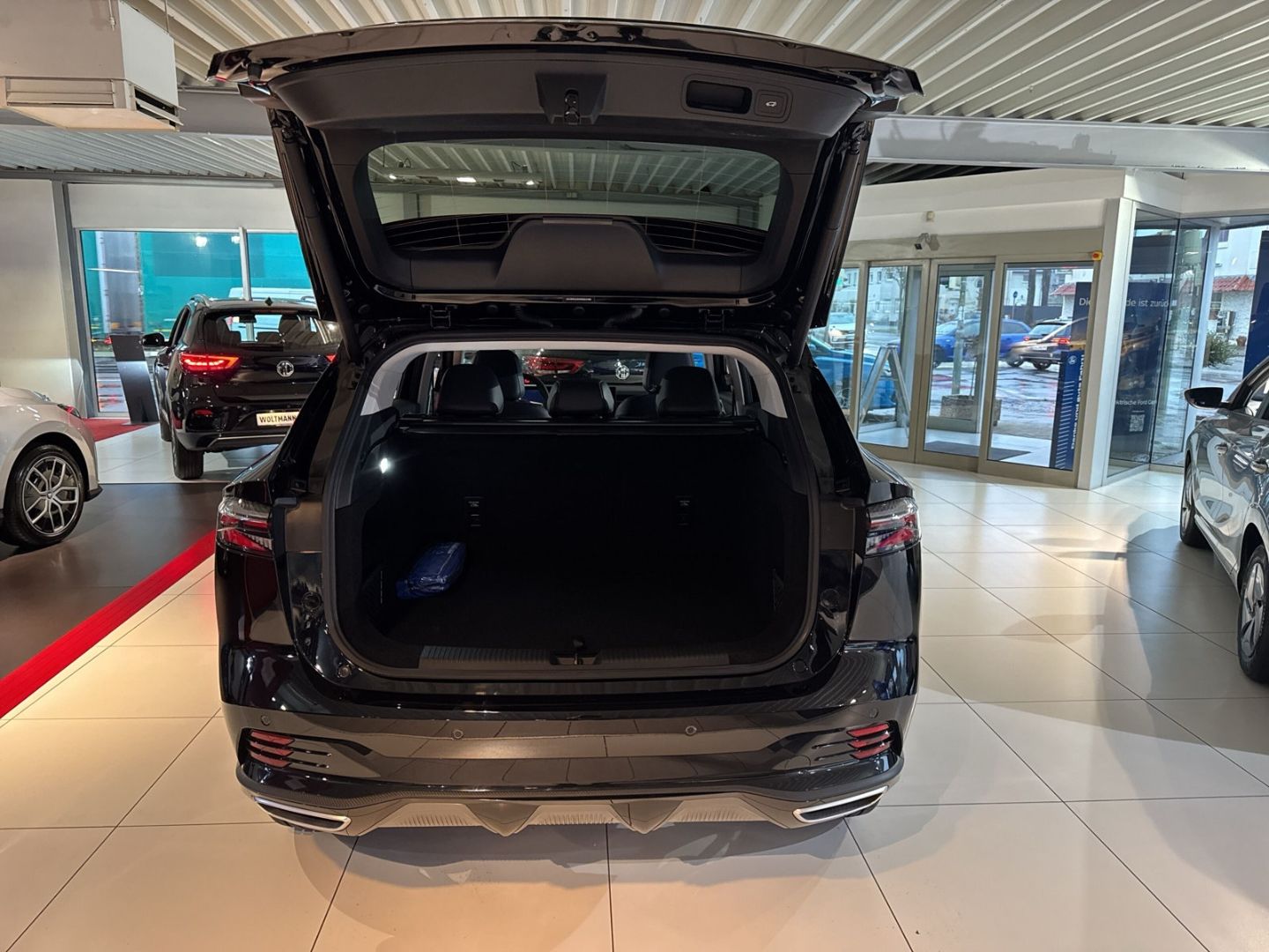 Fahrzeugabbildung MG HS MT Luxury versch. Farben  Finanzierungspreis*