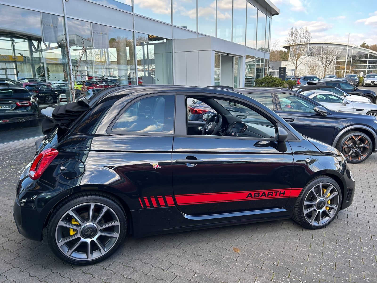 Fahrzeugabbildung Abarth 695C Cabrio Aut. LEDER CARPLAY PDC ALU
