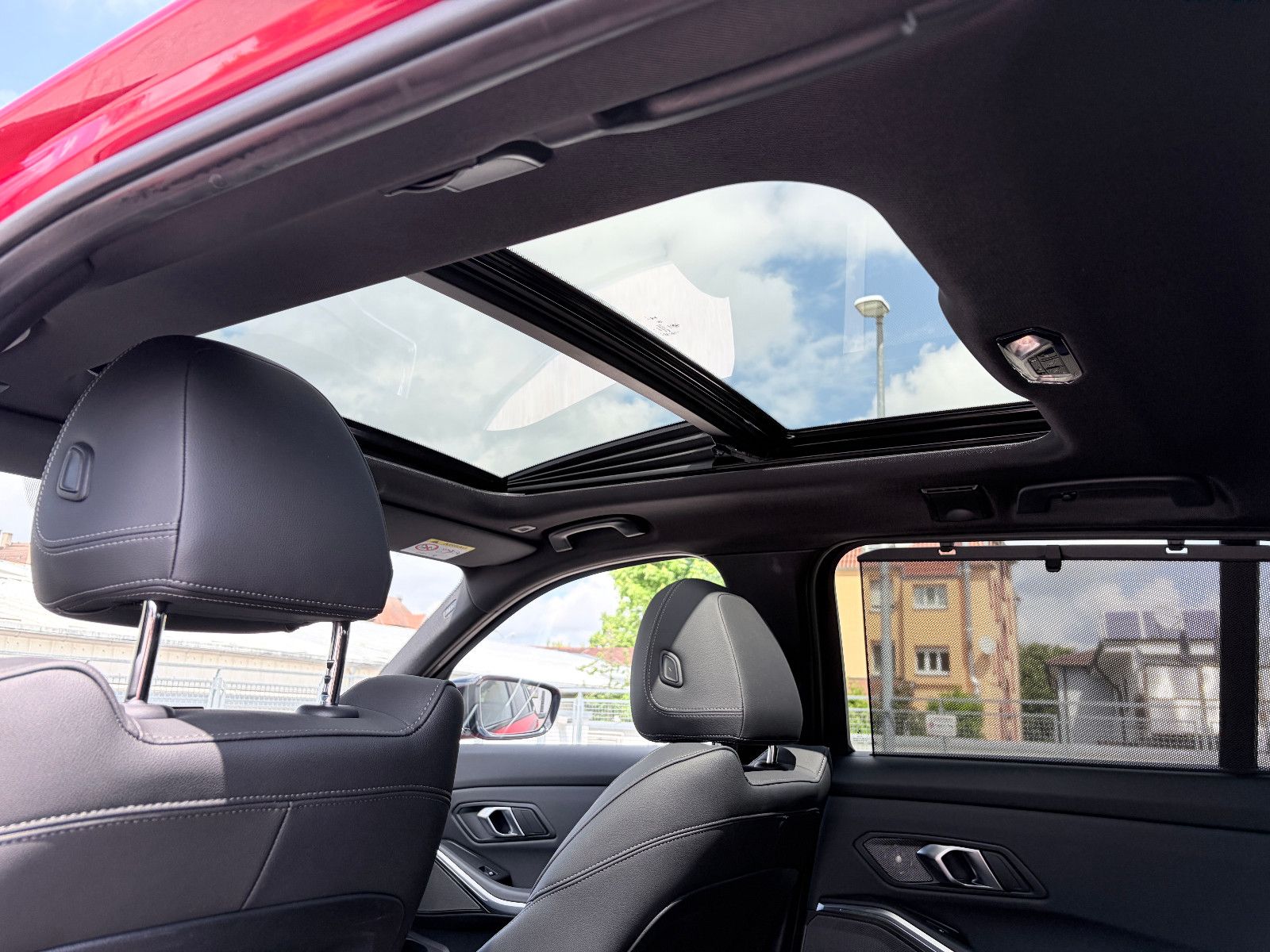 BMW 320 i Aut M Sport PANO/AHK/HUD/360°/STANDHEIZUNG foto 20