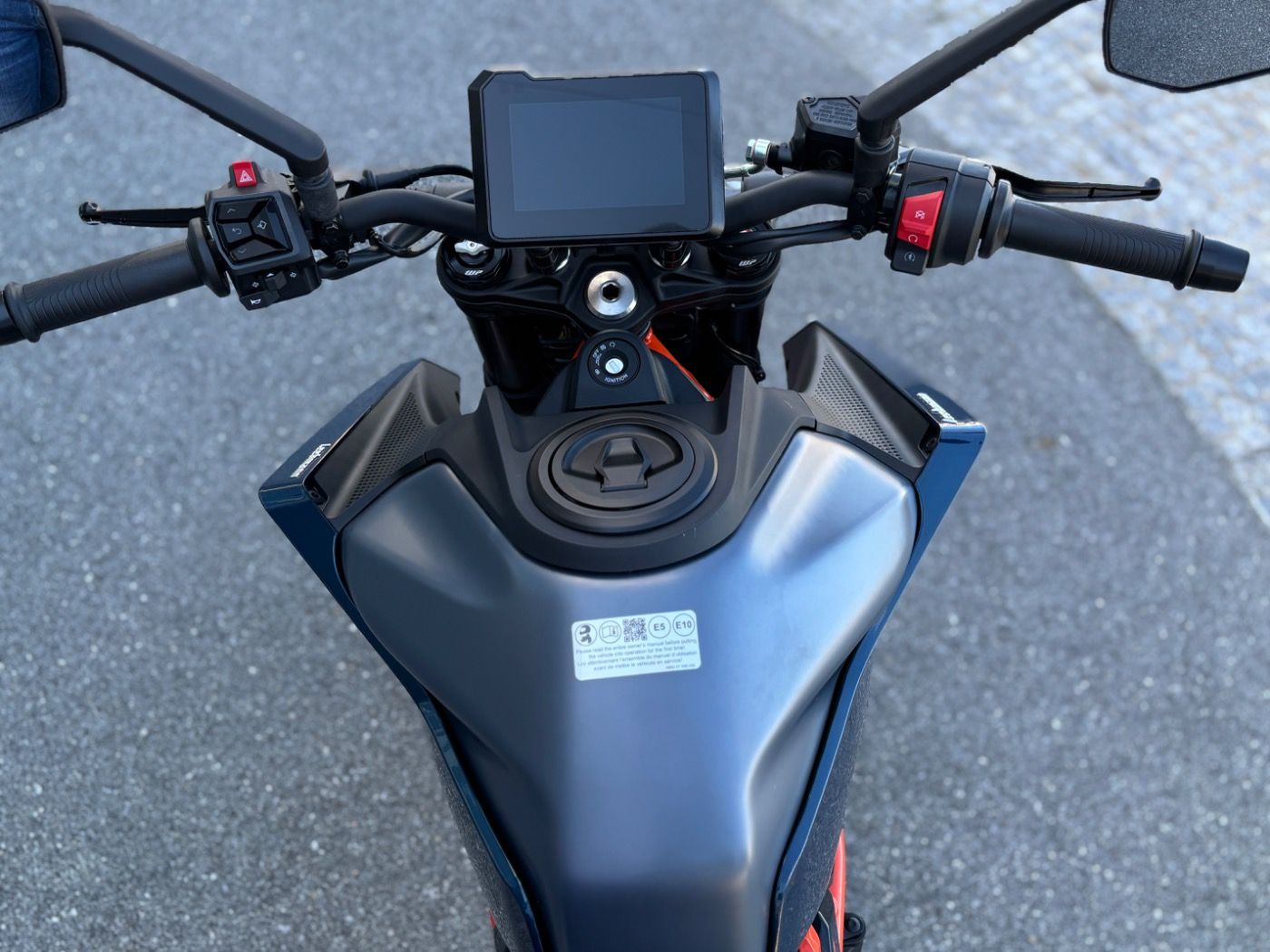 Fahrzeugabbildung KTM 390 Duke Modell 2025 beide Farben lagernd