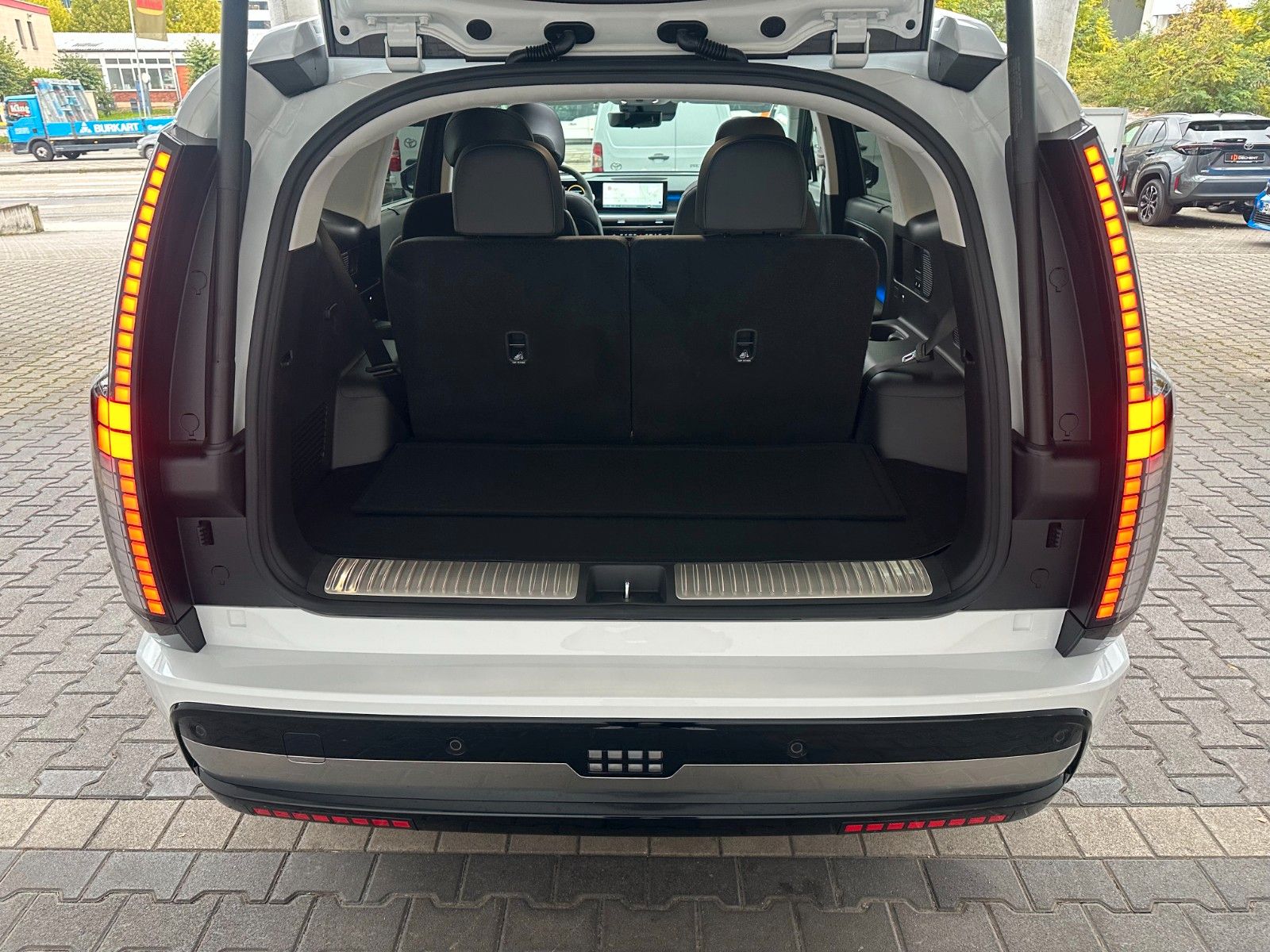 Fahrzeugabbildung Hyundai IONIQ 9 UNIQ 110kWh 360°/Bose/Leder!