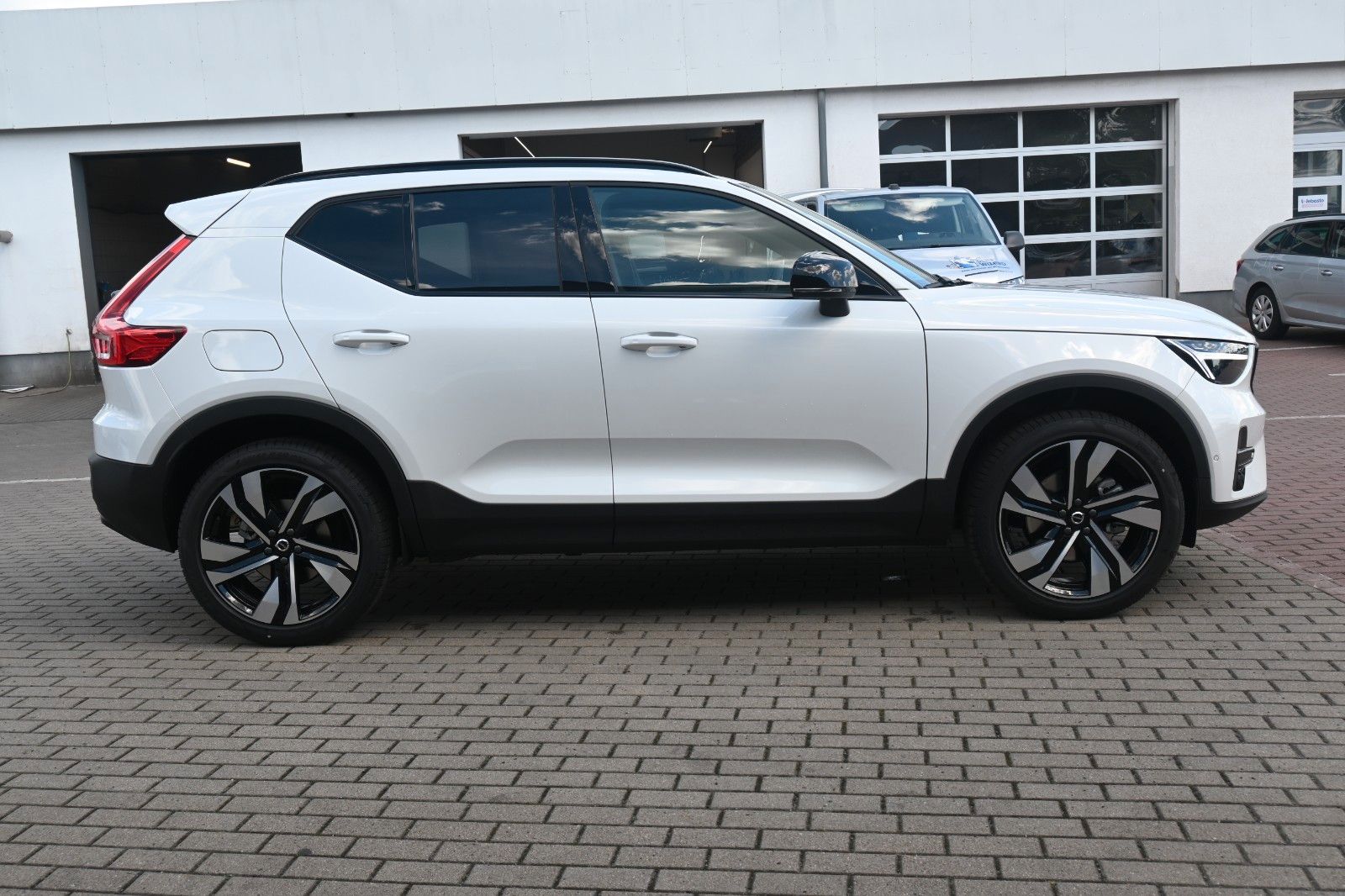 Fahrzeugabbildung Volvo XC40 B4 DKG Plus Dark*H&K*FSHZG*360°*ACC*AHK