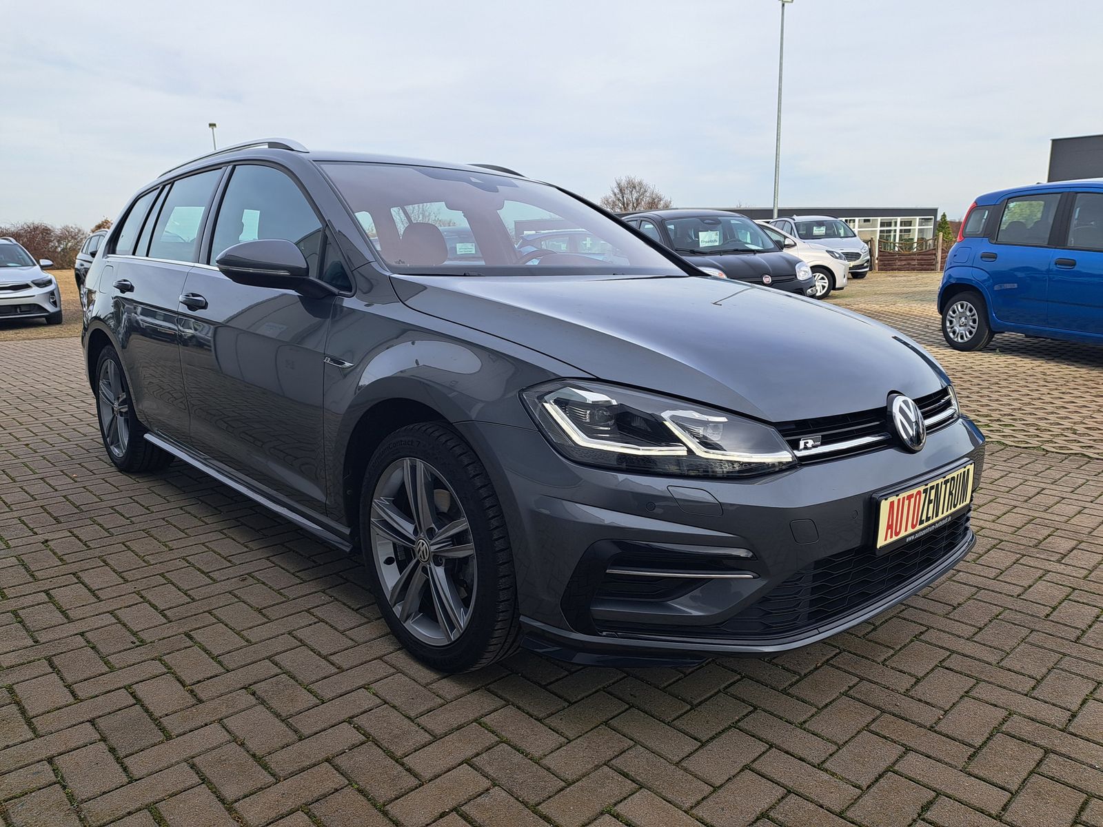 Fahrzeugabbildung Volkswagen Golf 2x R-LINE 1.5TSI DSG LED DYNAUDIO-SOUND ACC