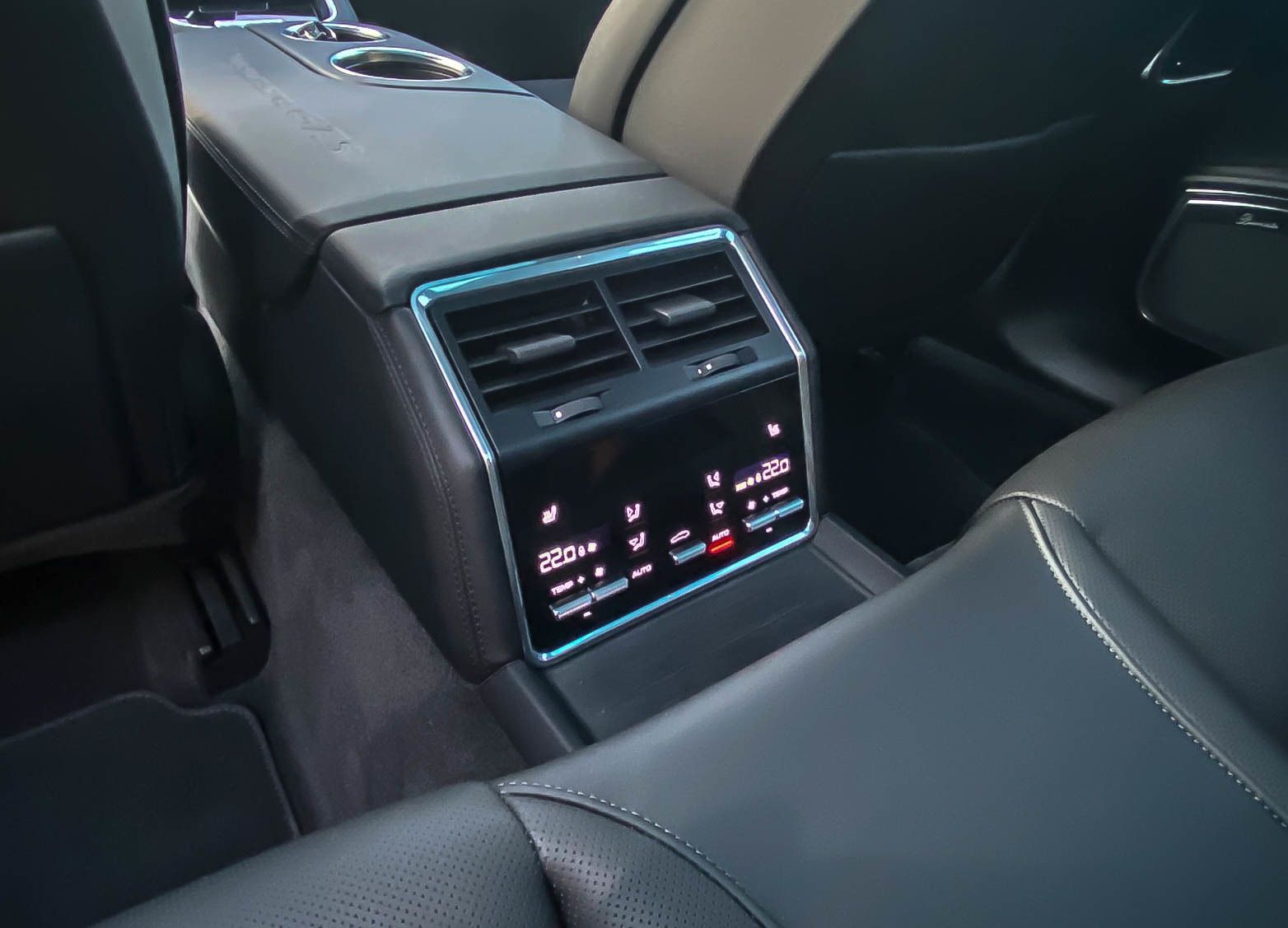 Fahrzeugabbildung Porsche Panamera SportTurismo GTS 4.0 NIGHT VISION ANHZV