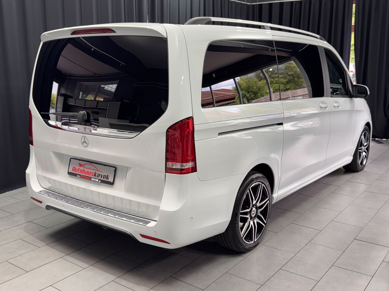 Fahrzeugabbildung Mercedes-Benz V 300d EDITION lang|AMG-LINE|7-SITZER|AHK|NAVI|
