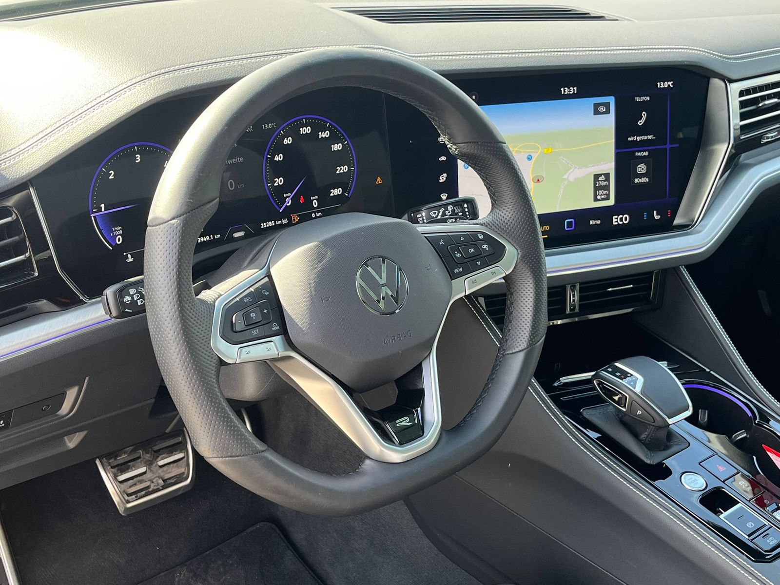 Fahrzeugabbildung Volkswagen Touareg 3.0TDI 4M R-Line VOLL Black 22" UPE 114T