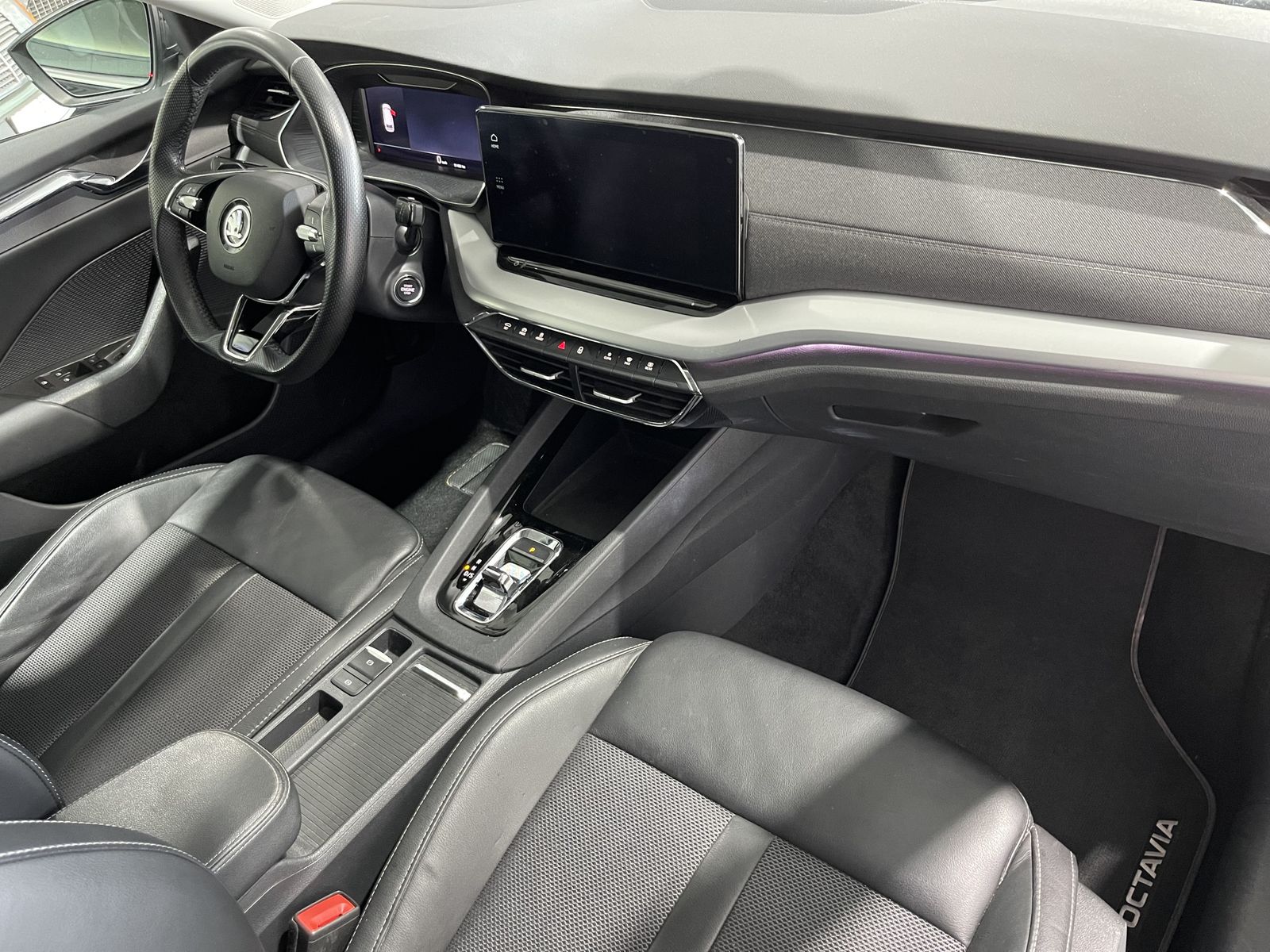Fahrzeugabbildung SKODA Octavia 2.0 TDI*Leder*LED-Matrix*Navi*Head-Up*
