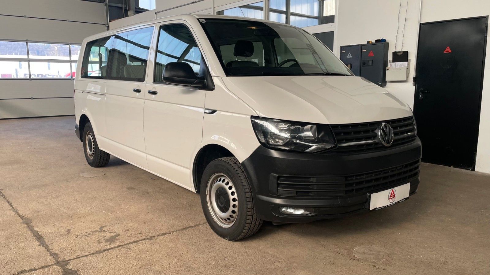 Volkswagen T6 Kombi 2,0 TDI Lang/9 Sitzer/1.Hand/Anhängerk. imagem 2