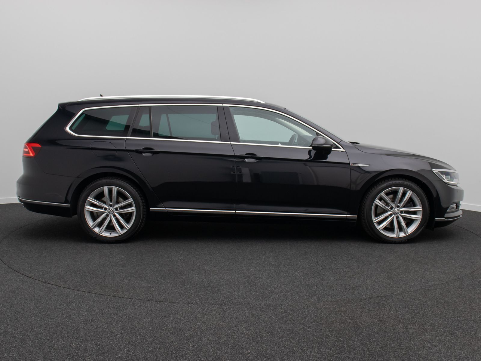 Fahrzeugabbildung Volkswagen Passat Variant 2.0 Highline PDC Massage AHK 18"