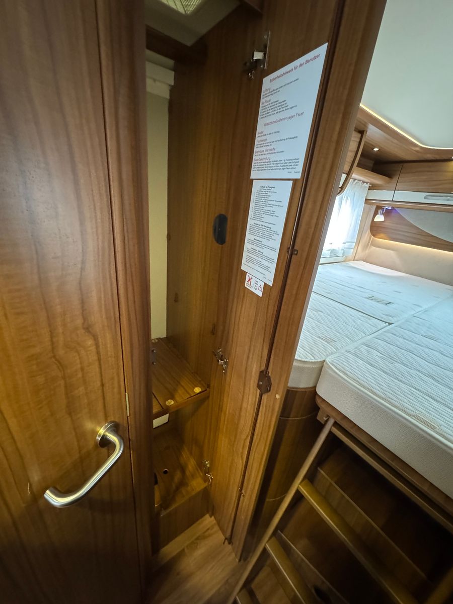 Fahrzeugabbildung HYMER / ERIBA / HYMERCAR B 678 PREMIUM LINE LITIHIUM 200 SOLAR SAT 1.HAND