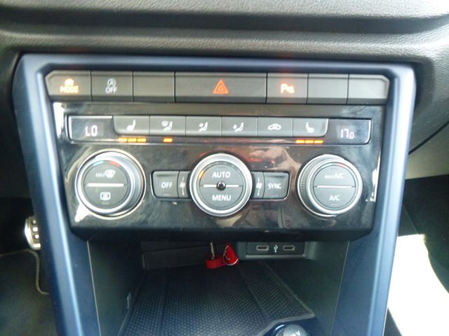 Fahrzeugabbildung Volkswagen T-Roc 1,5 TSI >AHK abnehmb/LED/PDC/Navi<