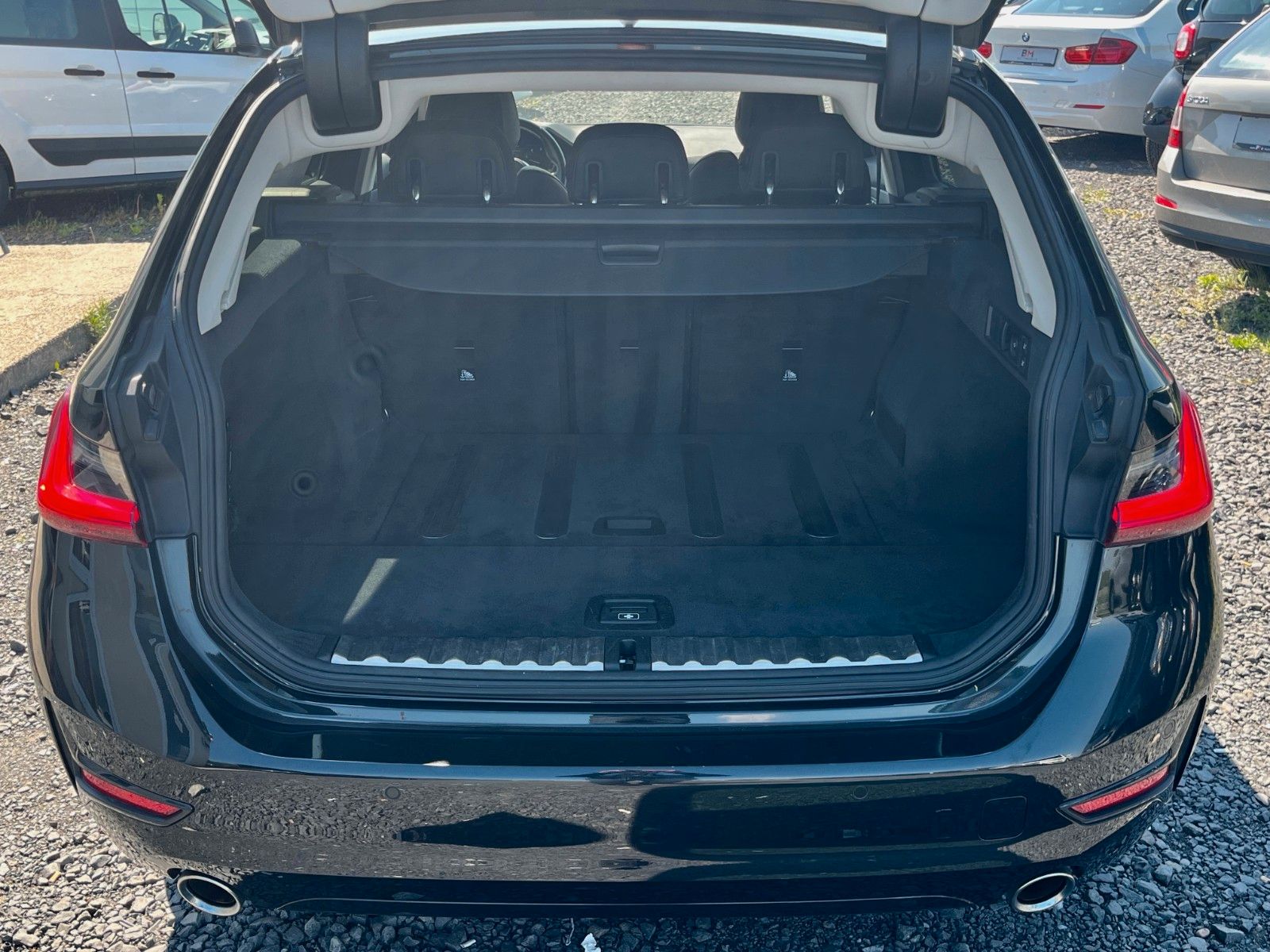 Fahrzeugabbildung BMW 320d xDrive Aut. SPORT LINE Navi LED AHK M Lenkr