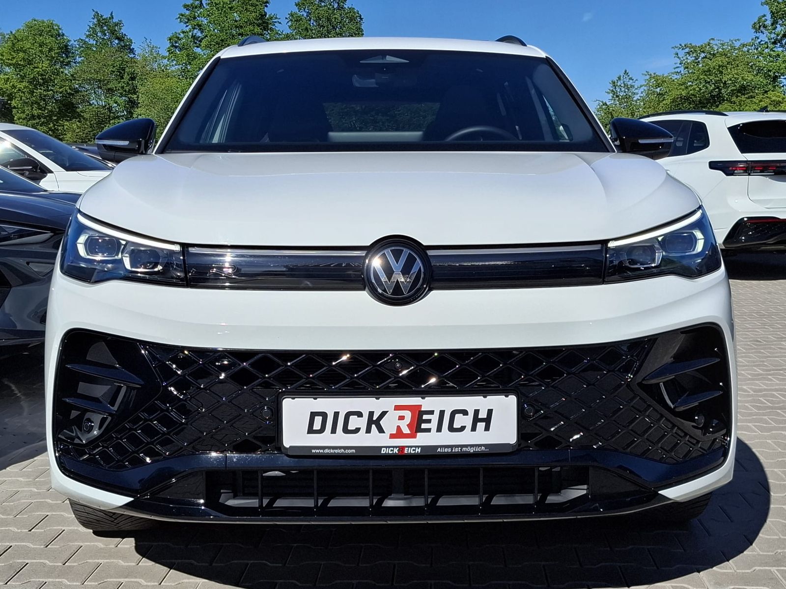 Fahrzeugabbildung Volkswagen Tiguan 2.0 TDI 4M R-Line BLACK*PAN*HK*AHK*MATRIX