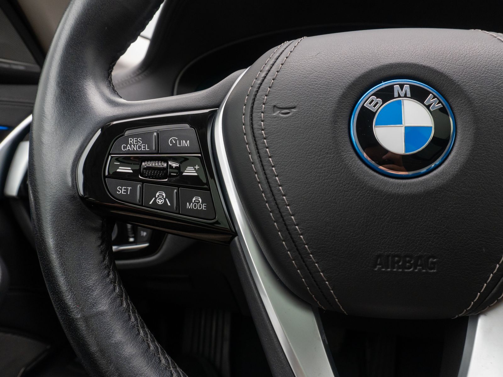 Fahrzeugabbildung BMW 530e xD LuxuryLine Panorama Laser Kamera HUD H/K
