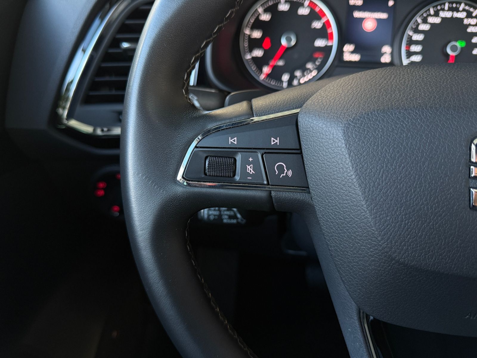 Fahrzeugabbildung SEAT Ateca Xcellence PANO BEATS ACC LED