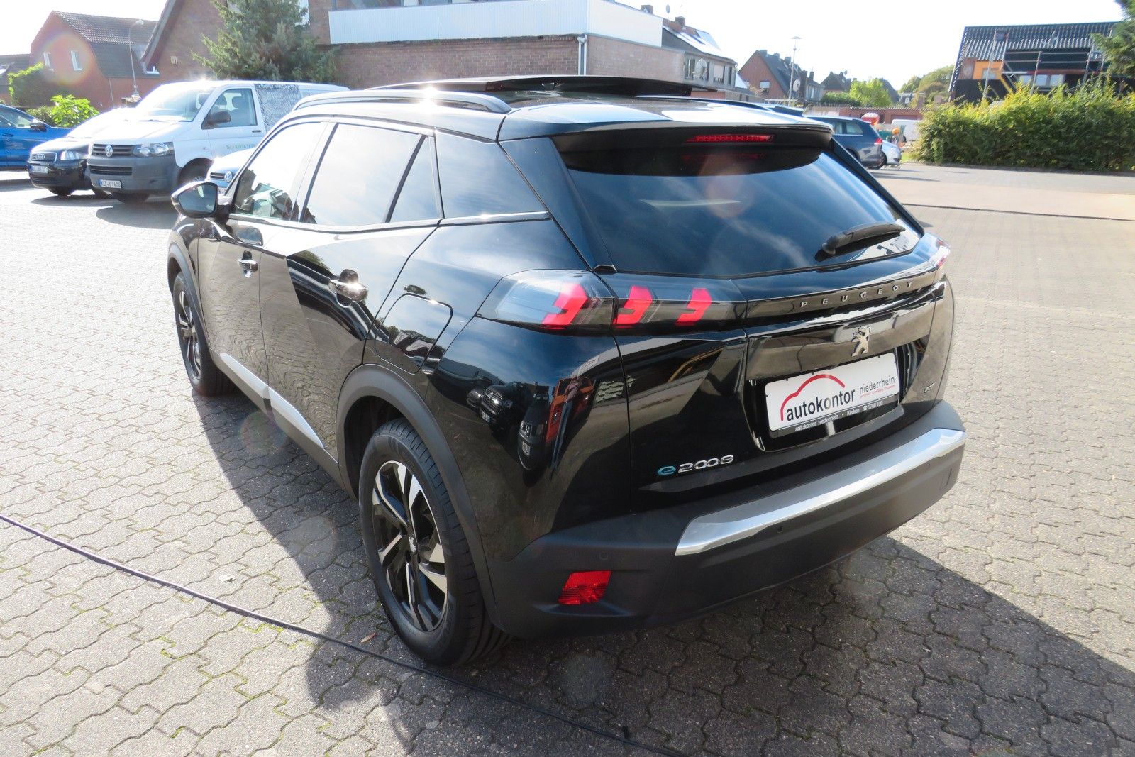 Fahrzeugabbildung Peugeot 2008 e- GT PANO NAVI KAMERA SITZH. PDC 1.HD