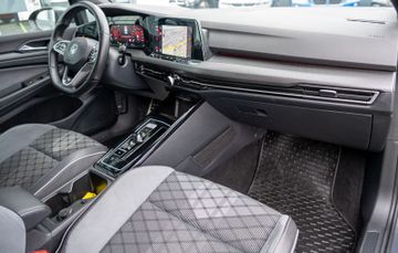 Fahrzeugabbildung Volkswagen Golf VIII Variant R-Line ACC|KAM|SPUR|VIRUTAL.