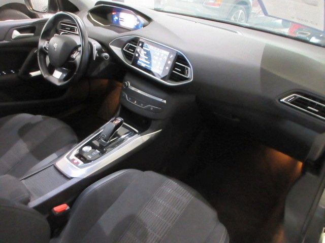 Fahrzeugabbildung Peugeot 308 SW Allure 1.2T NAVI/LED/PDC/R´CAM/BLIS