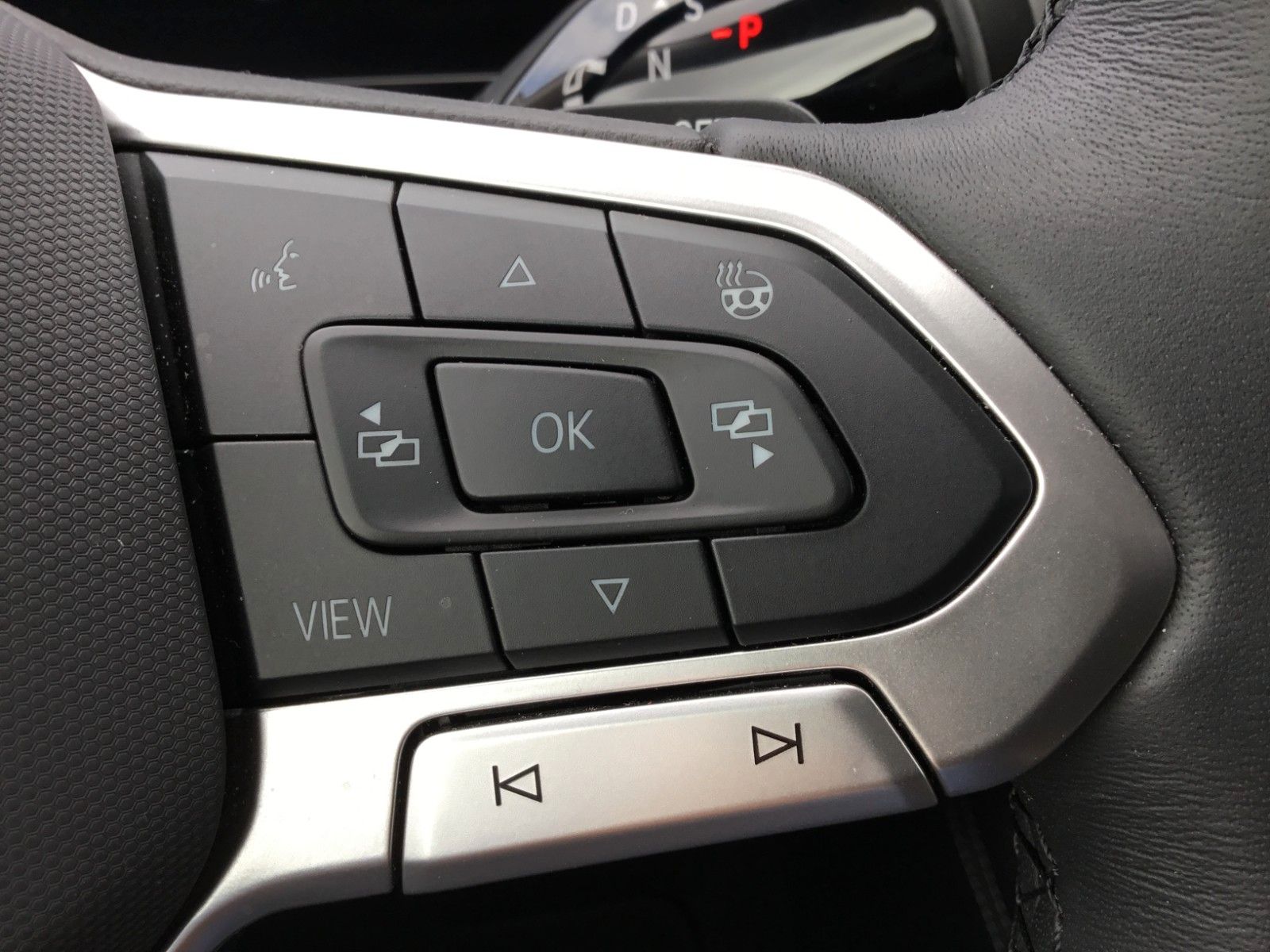 Fahrzeugabbildung Volkswagen Tiguan 1.5 eTSI DSG Elegance+AHK+Navi+18"+ACC
