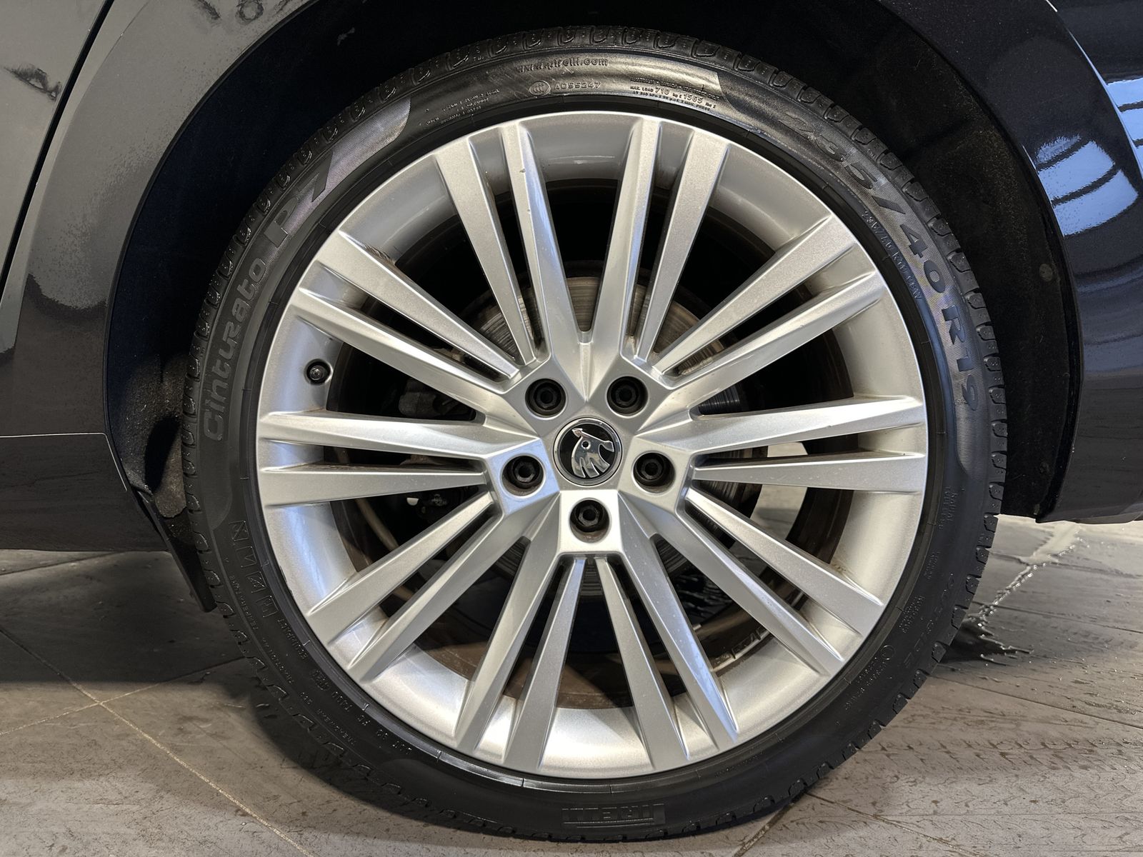 Fahrzeugabbildung SKODA Superb Combi 2.0 TDI DSG L&K NAV+LED+KAMERA+19ZO