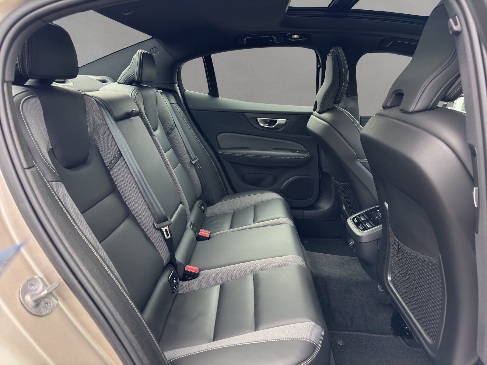 Fahrzeugabbildung Volvo S 60 B5 AWD Ultimate Dark Aut./360°/ACC/ST-HZG/