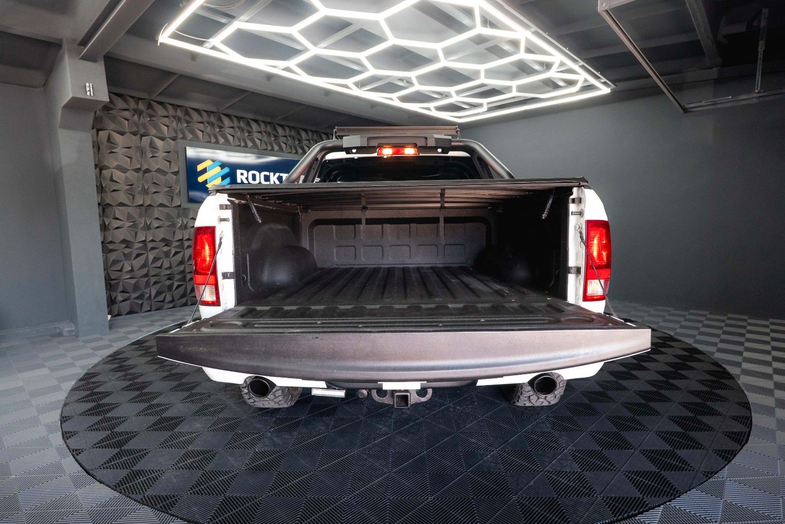 Fahrzeugabbildung Dodge RAM 5.7 V8 HEMI 4x4 OFFROAD Night-Paket *LED*19%