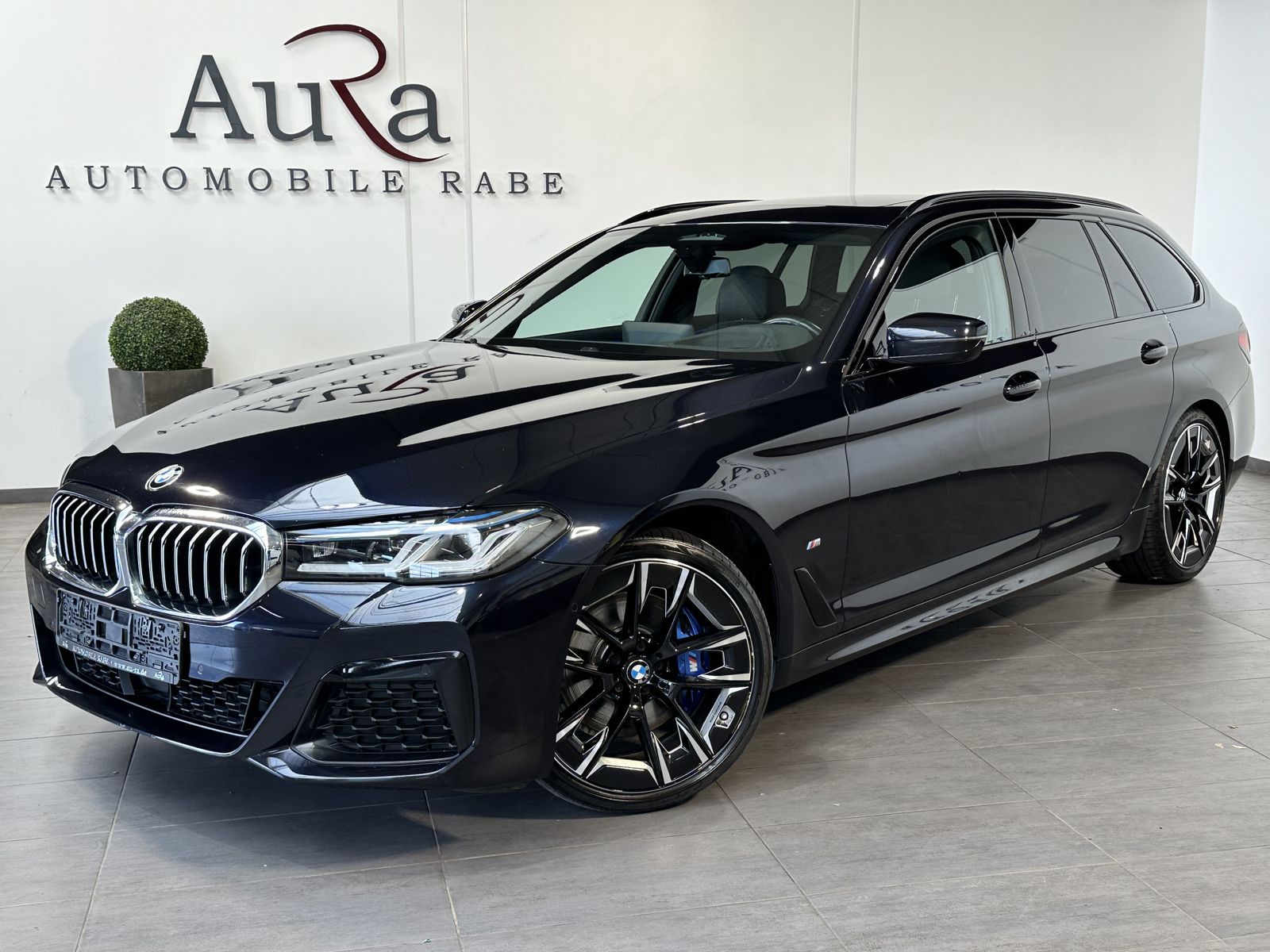 Fahrzeugabbildung BMW 520d Touring M-Sport NAV+LASER+AHK+PANO+HUD+20ZO
