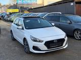 Hyundai i30 1.6 CRDi 85kW Select*Panorama*Tüv Neu*Euro 6 - Hyundai i30 mit Diesel-Antrieb: Limousine