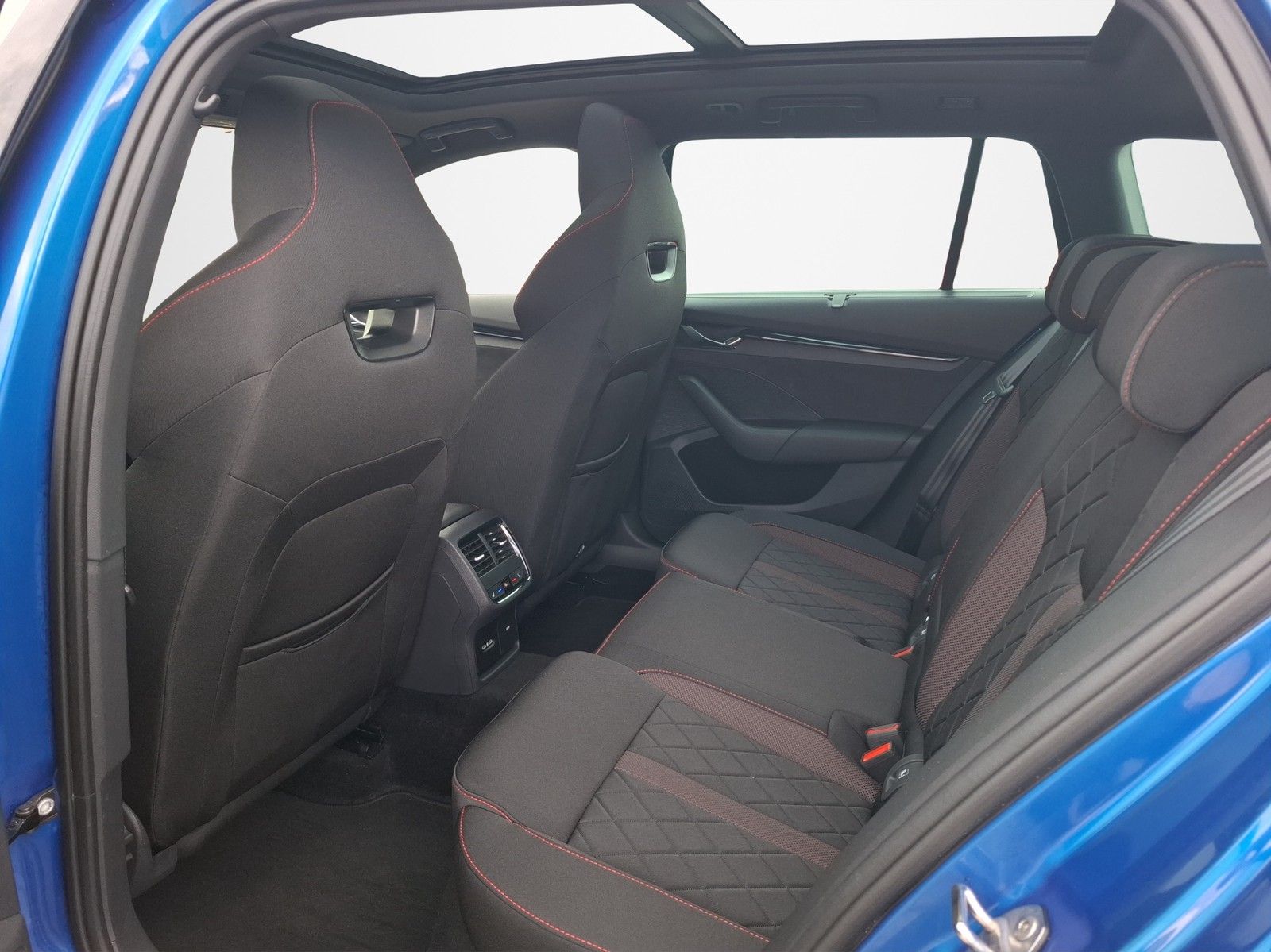 SKODA Octavia Combi RS 2.0 TDI DSG / PANORAMA / STHZG - Image 15