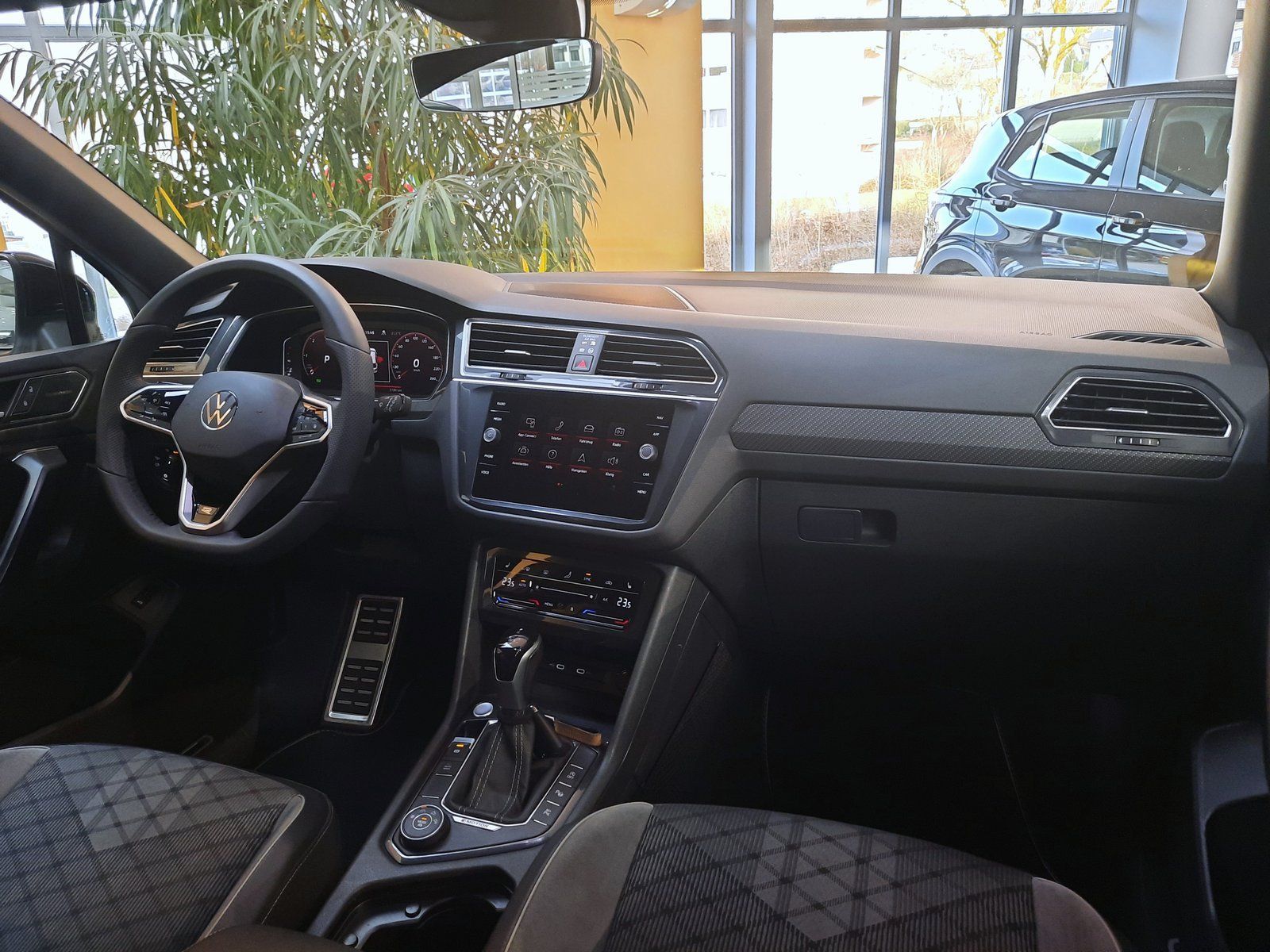 Fahrzeugabbildung Volkswagen Tiguan Allspace R-Line TDI 4M *Standhzg*Panodach