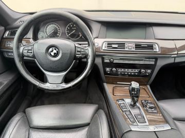 BMW 750 - 11