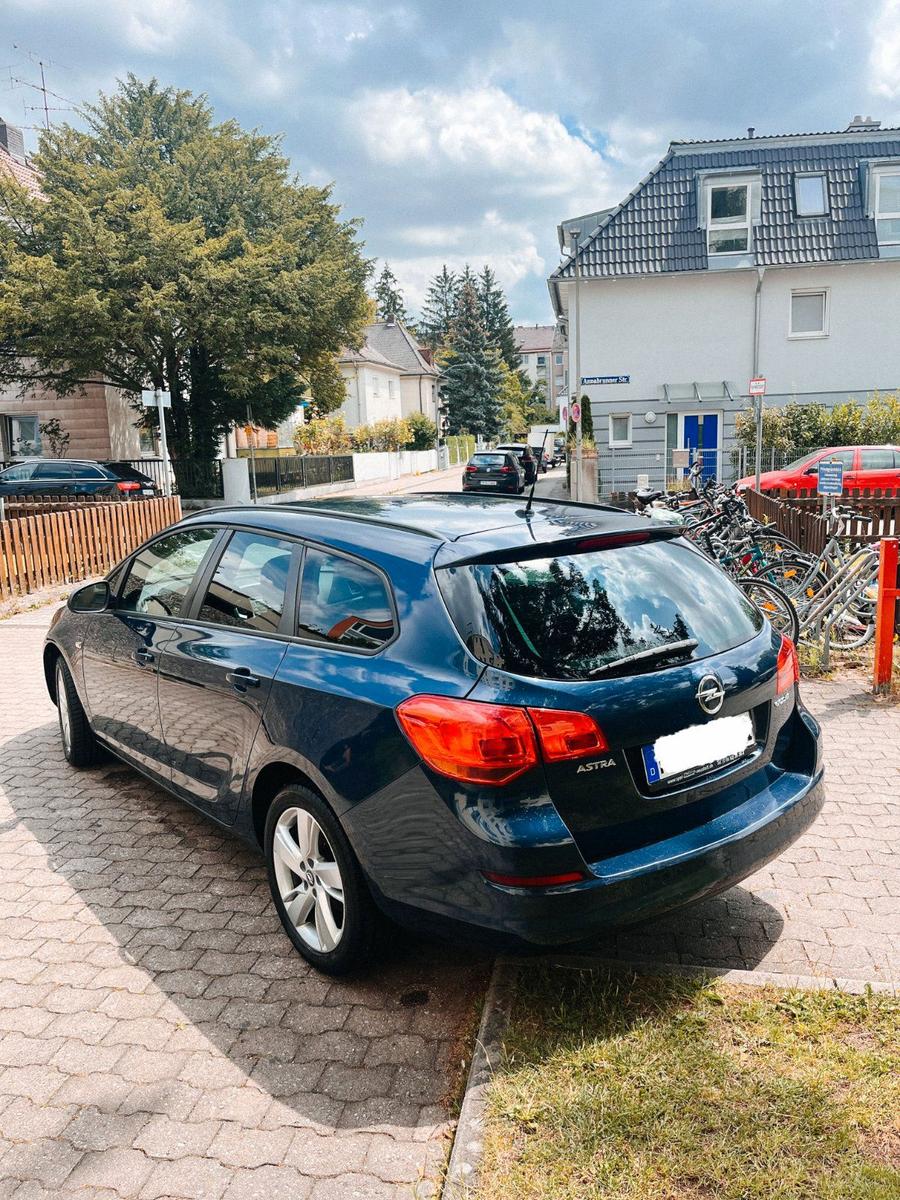 Opel Astra 2011 — photo 13