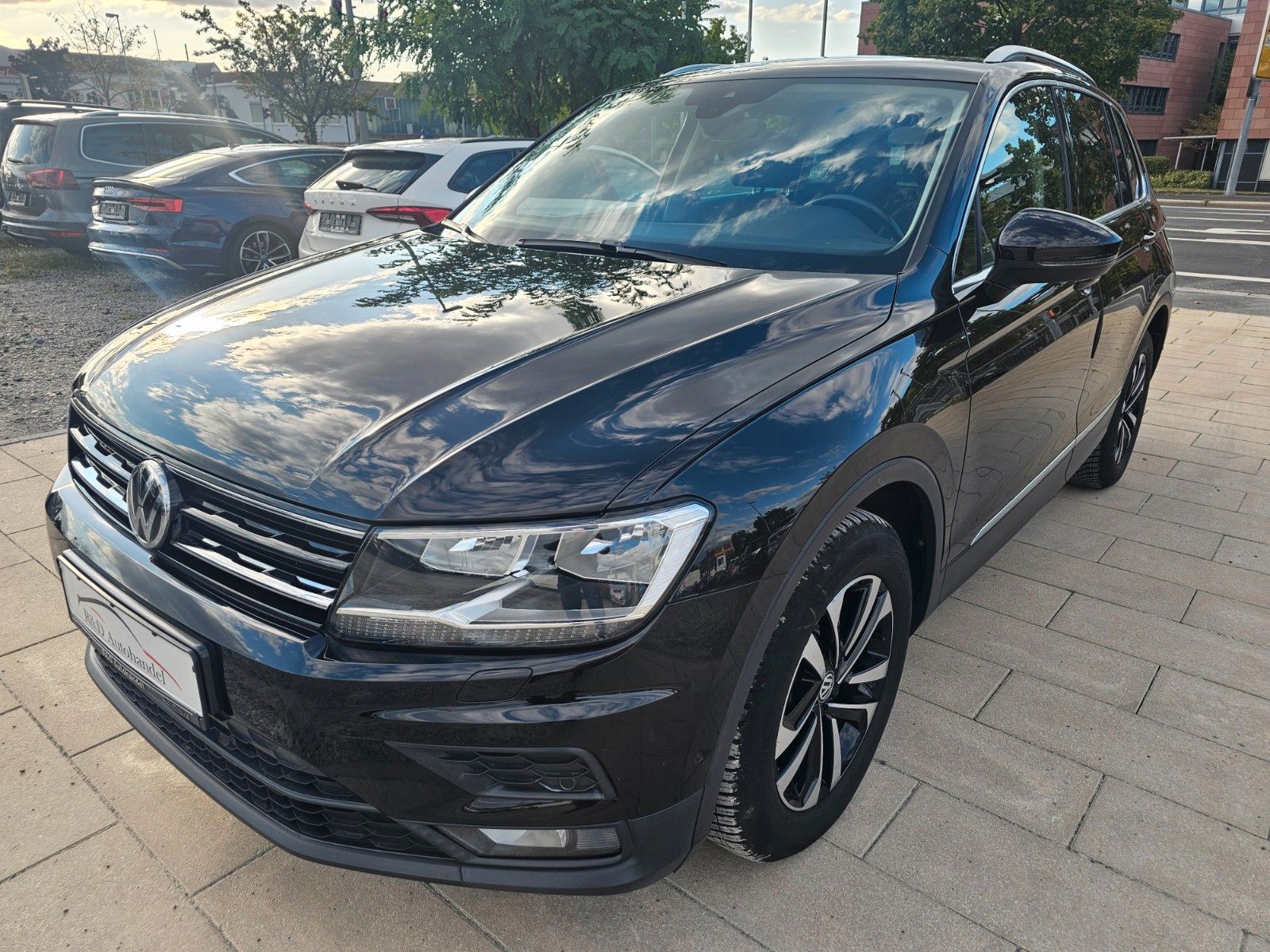 Volkswagen Tiguan - 1