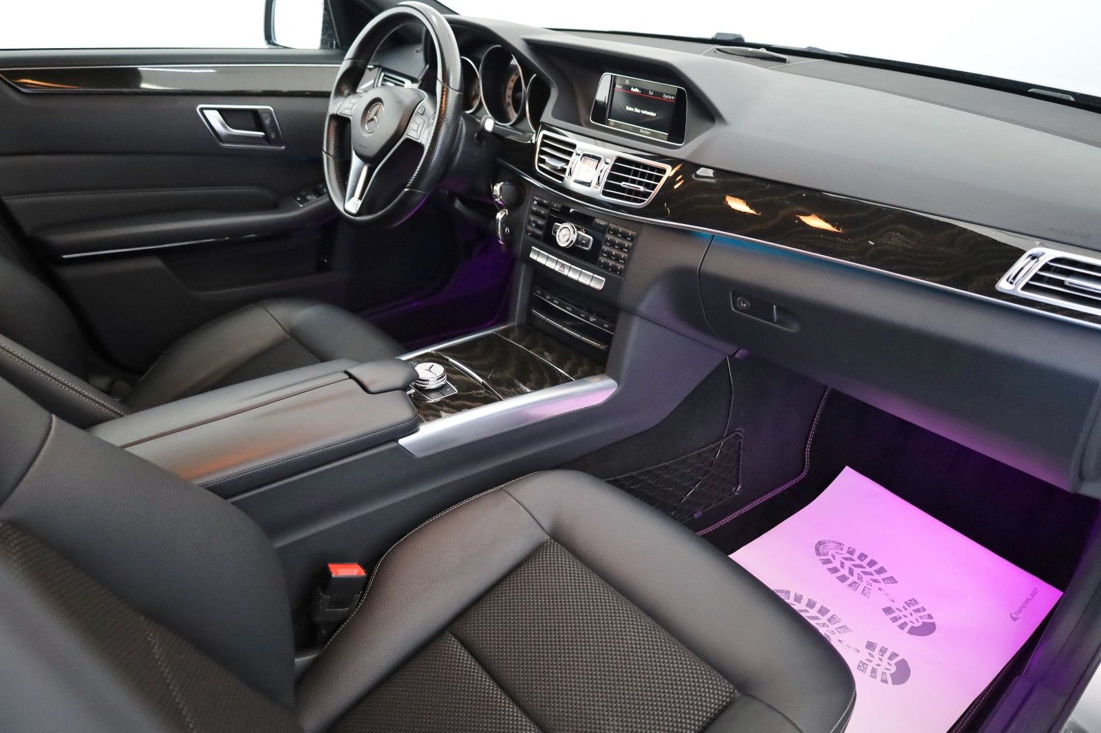 Fahrzeugabbildung Mercedes-Benz E 200d T BT Avantgarde T.Leder,Navi,LED,SH,PDC