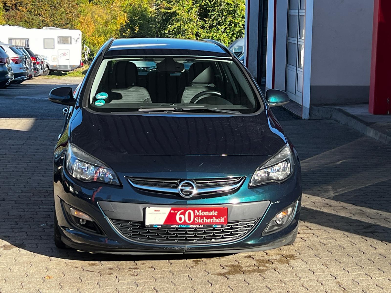 Opel Astra 2015 — rear view