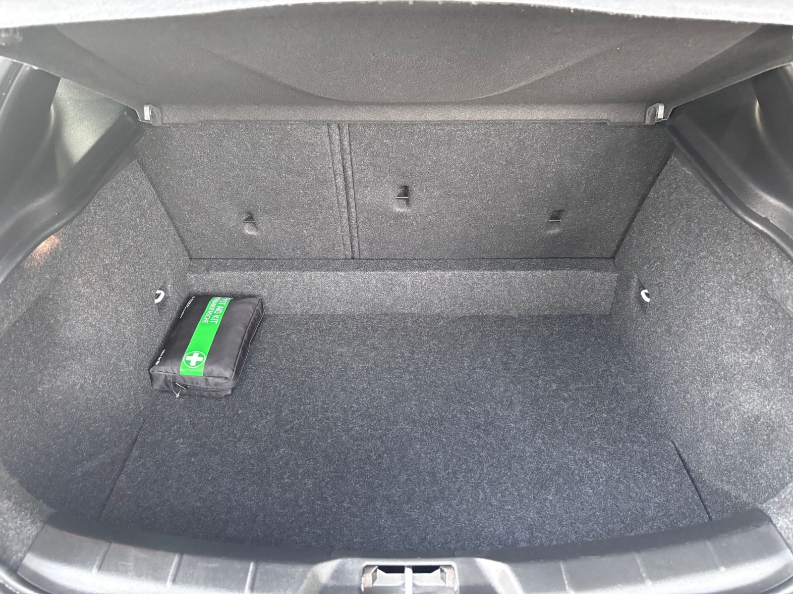 Fahrzeugabbildung Volvo V40 Linje Svart LED NAV SHZ PDC RFK ALU