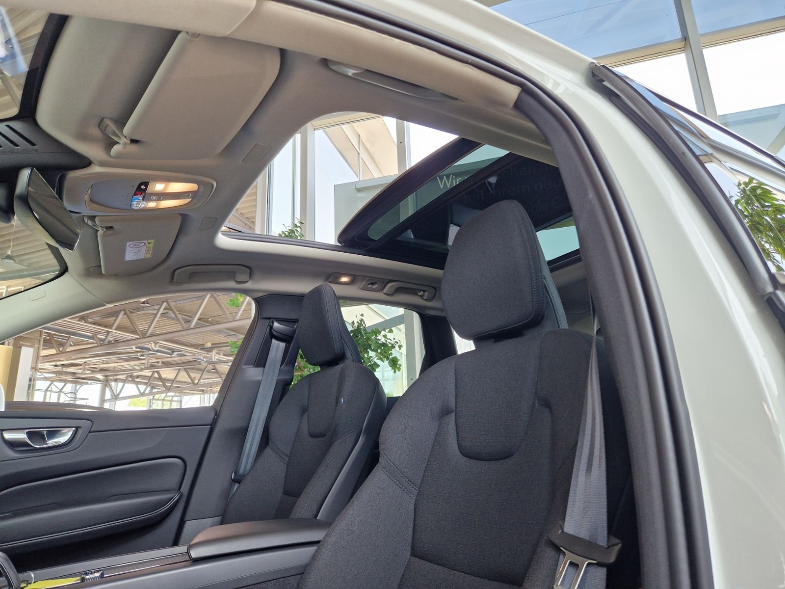 Fahrzeugabbildung Volvo XC60 Momentum Pro 2WD PANO H/K LED