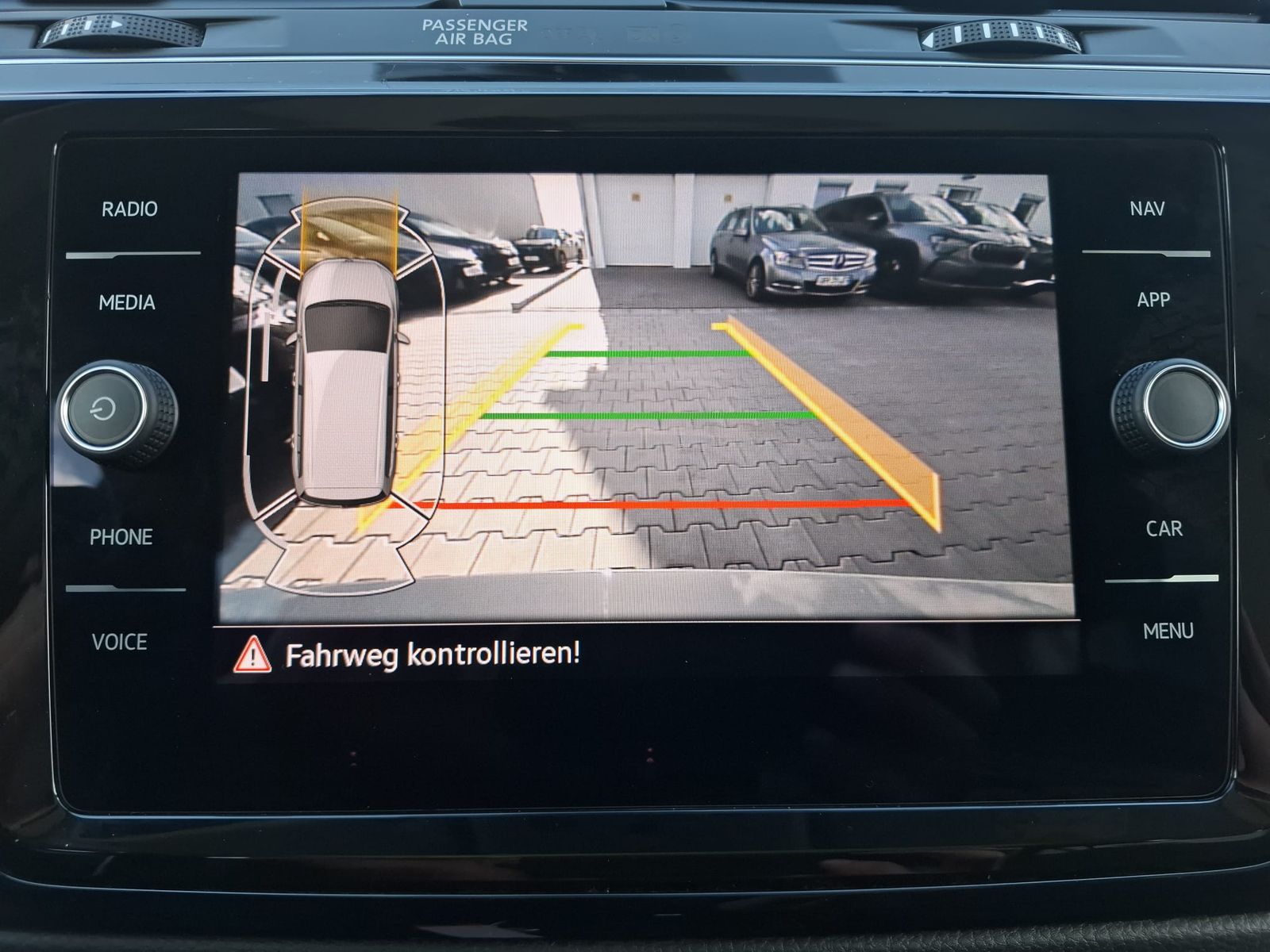 Fahrzeugabbildung Volkswagen Touran 2.0 DSG R-Line High BLACK Pano 7Si IQ AHK