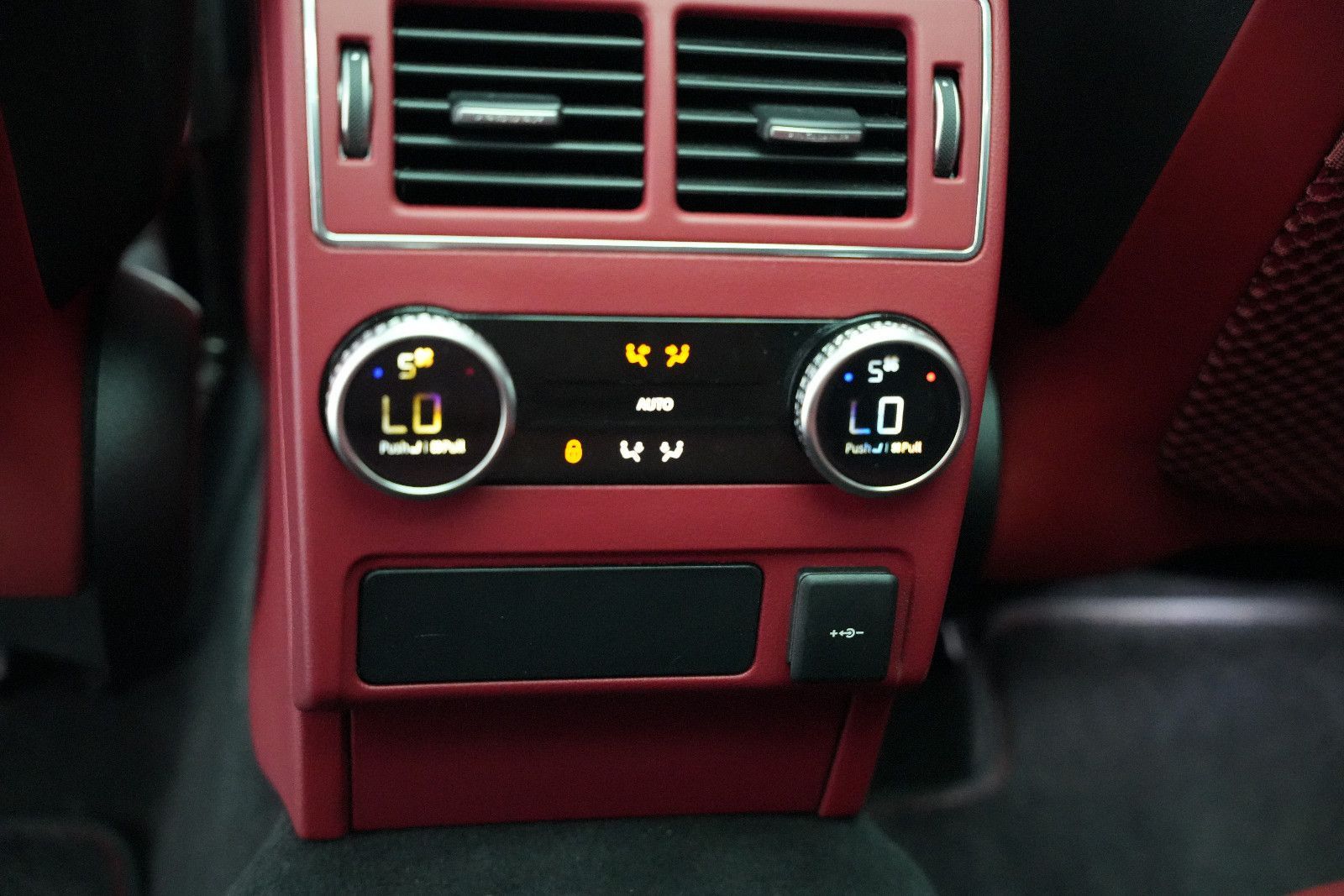 Fahrzeugabbildung Jaguar F-Pace F-PACE SVR /PANO/MERIDIAN/HUD/360°KAM/MEM