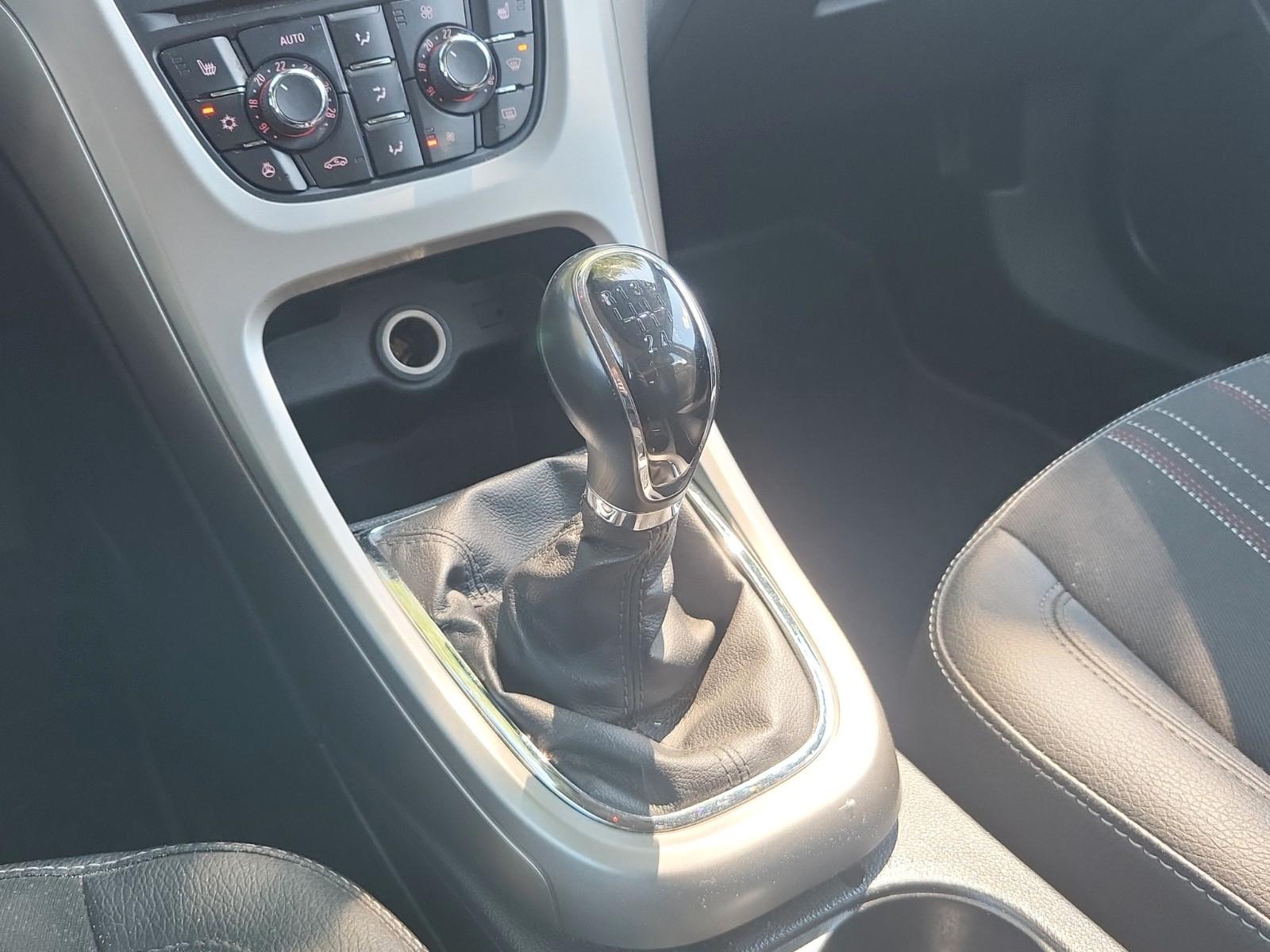 Opel Astra 2012 — photo 12