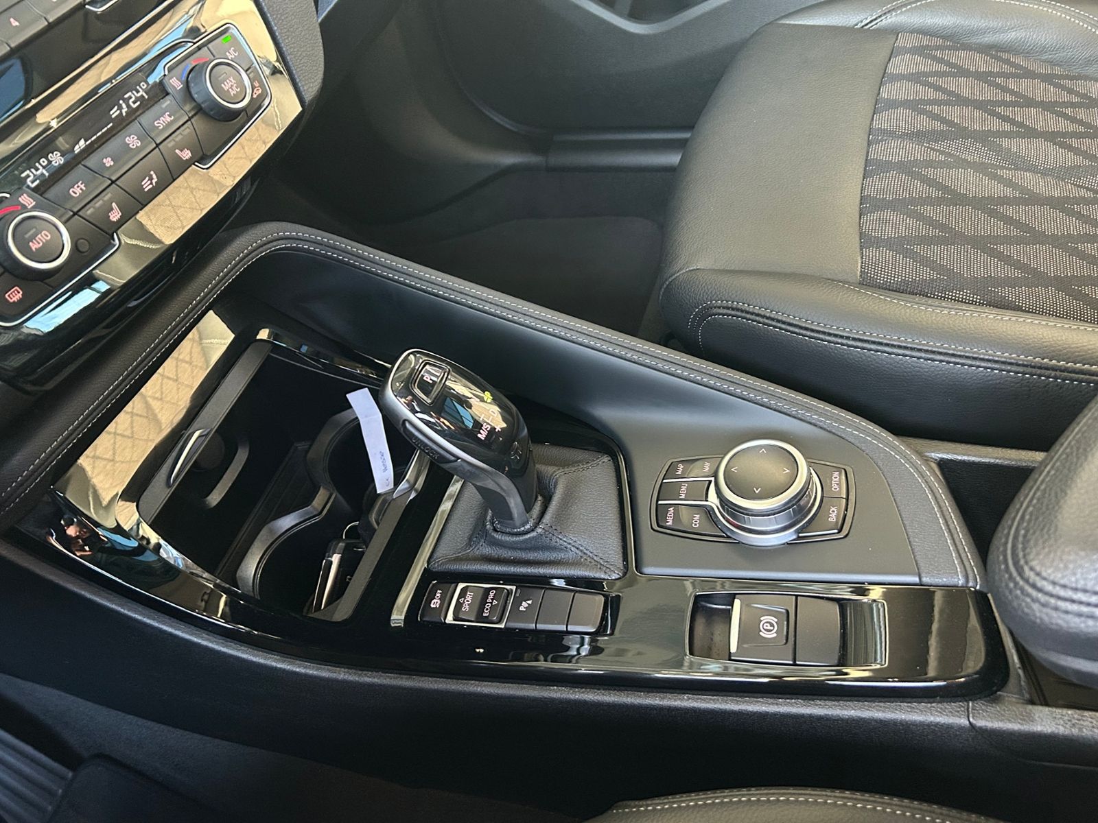 Fahrzeugabbildung BMW X1 sDrive 20 i xLine PANO AHK LED NAVI