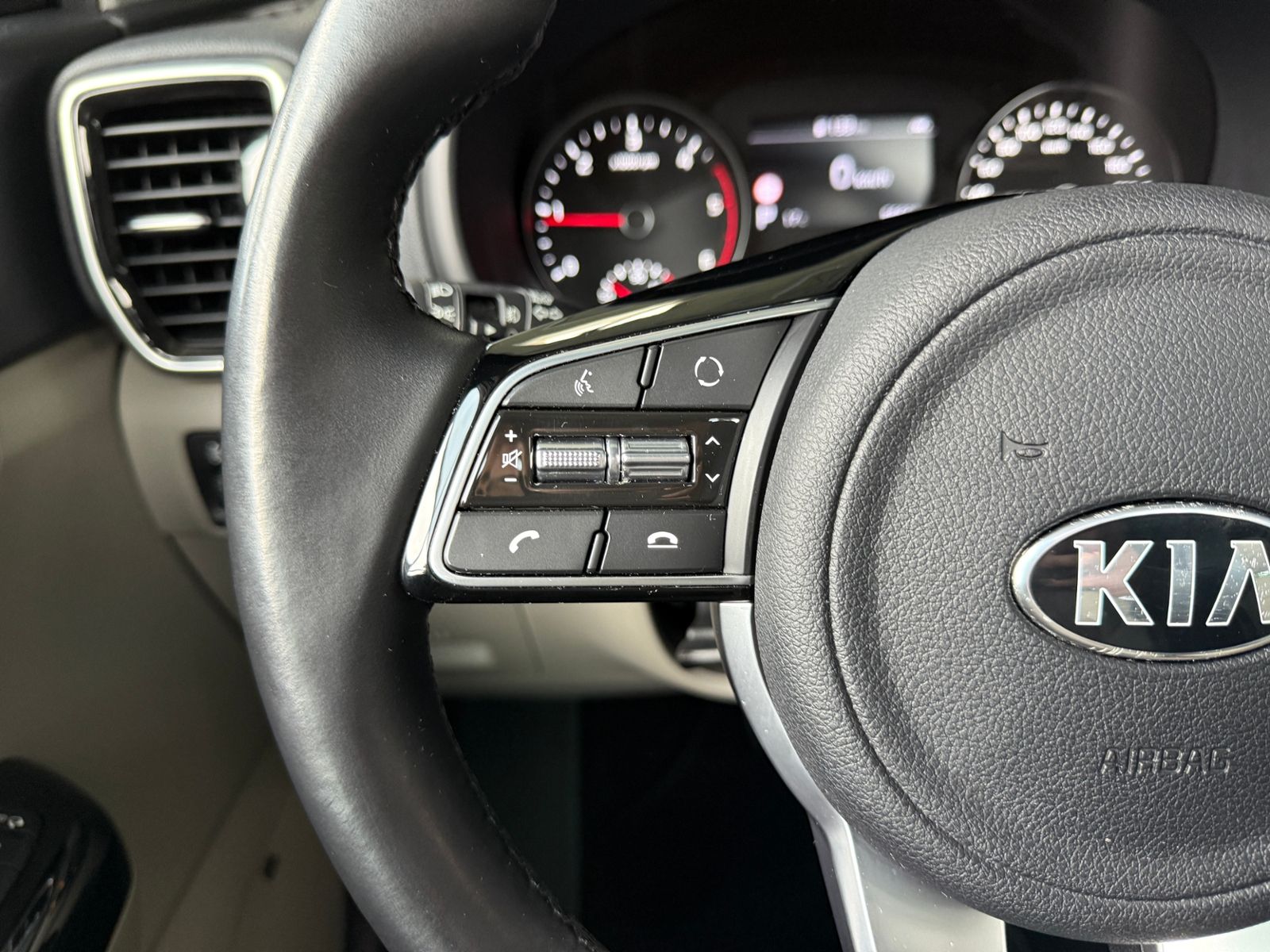 Fahrzeugabbildung Kia Sportage Platinum Edition 4WD PANO LED NAVI